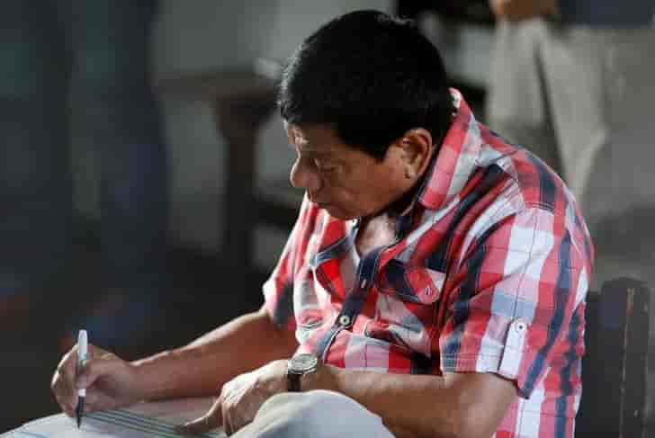 Rodrigo duterte, en passe d'etre elu president, veut changer la la constitution des philippines