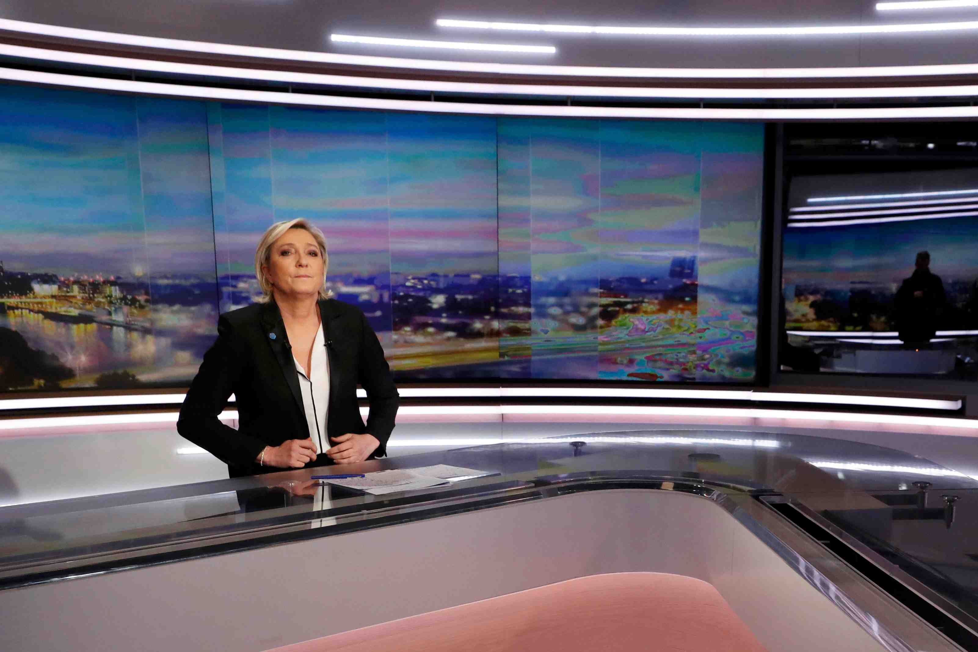 Le pen progresse en tete au premier tour, selon un sondage