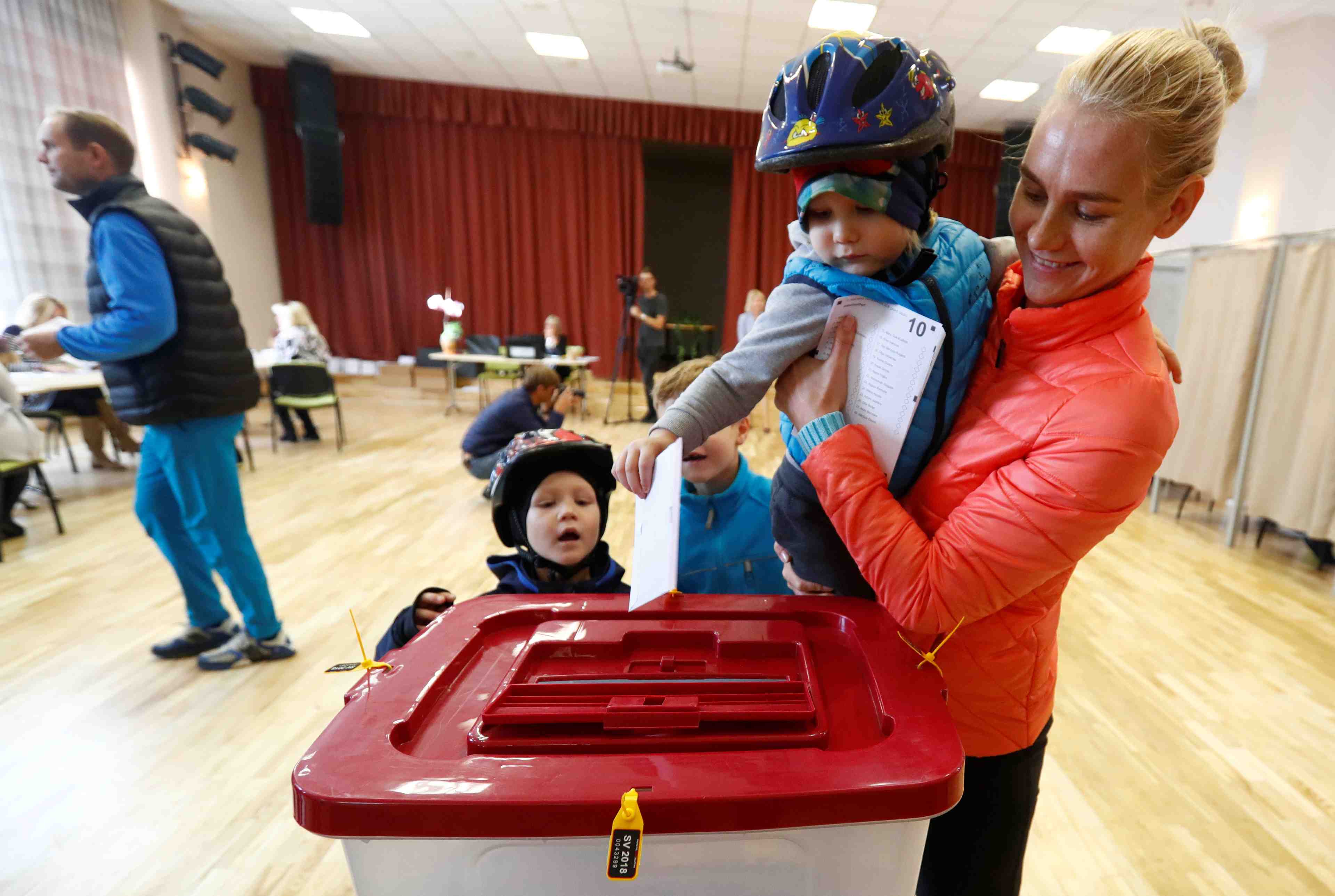 Lettonie: un parti pro-russe en tete des legislatives, montrent les resultats partiels