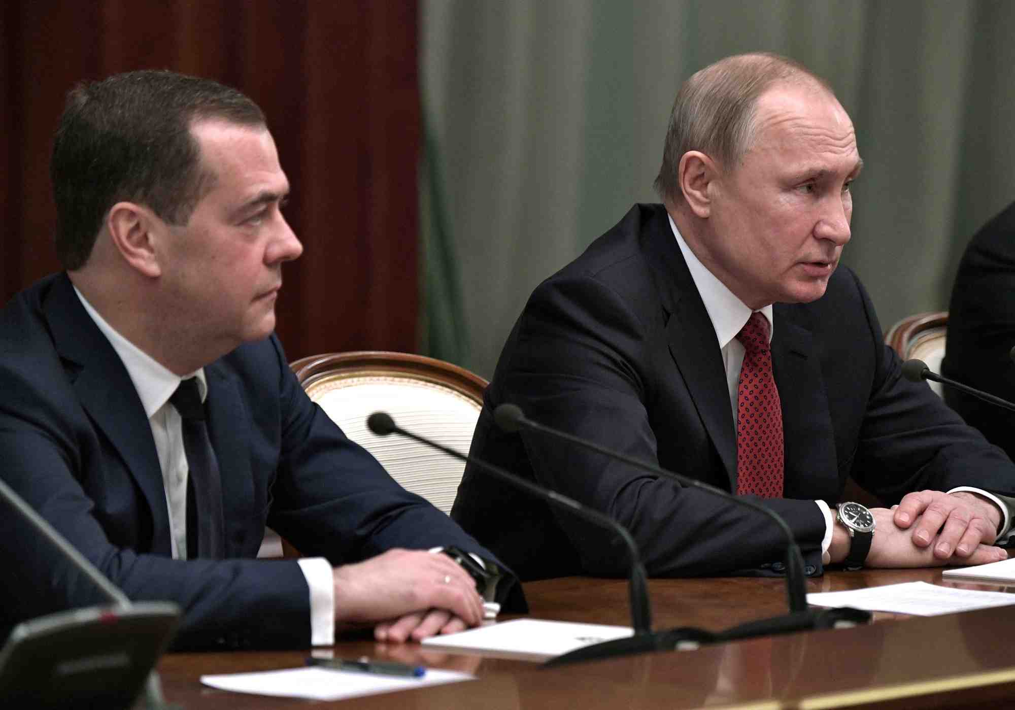 Photo d'archives de vladimir poutine et de dmitri medvedev lors d'une reunion avec les membres du gouvernement a moscou
