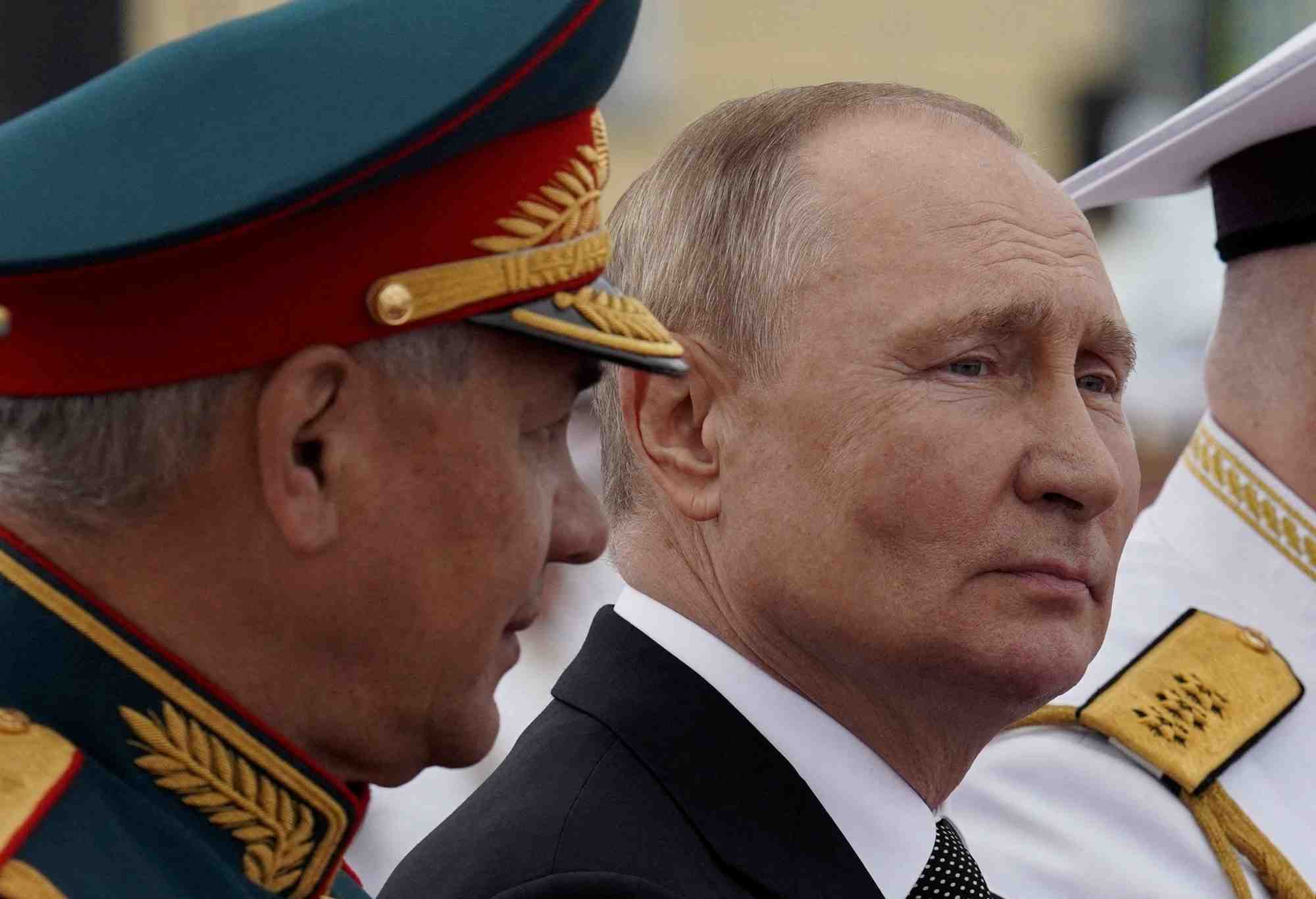 Le ministre russe de la defense serguei choigou avec le president vladimir poutine lors d'une ceremonie a saint-petersbourg