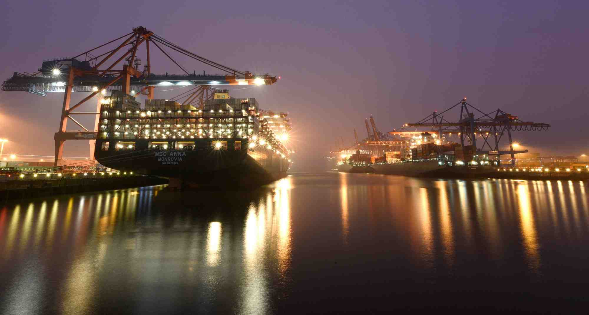 Des porte-conteneurs dans les terminaux de chargement du port de hambourg