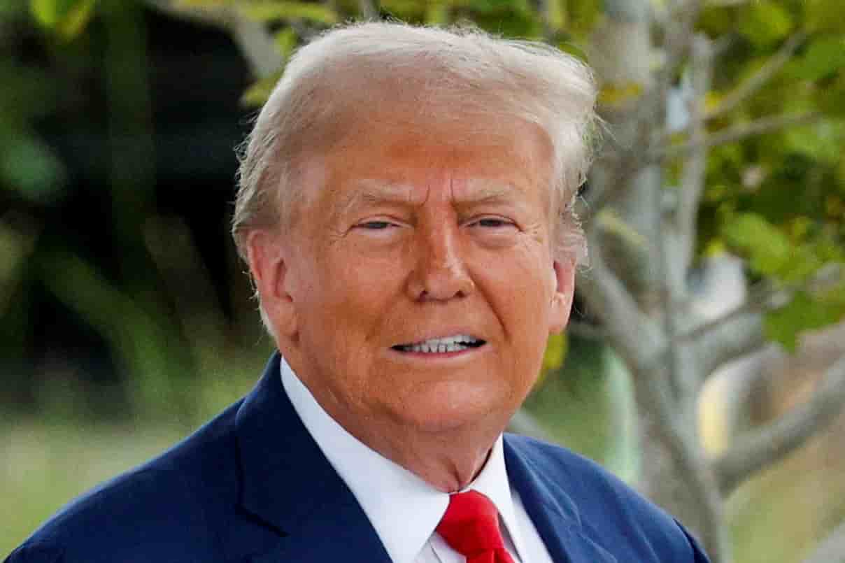 Le candidat republicain a la presidence donald trump regarde la scene a west palm beach, en floride (etats-unis)