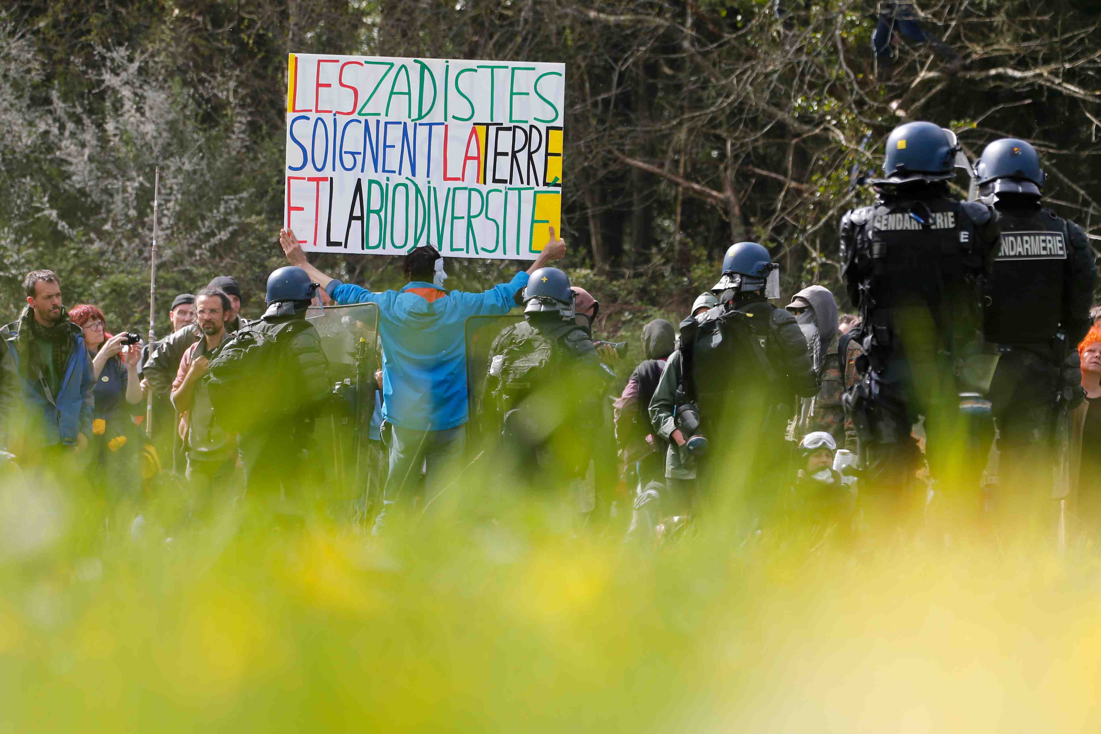 Notre-dame-des-landes: les zadistes font un "premier pas" vers la legalite