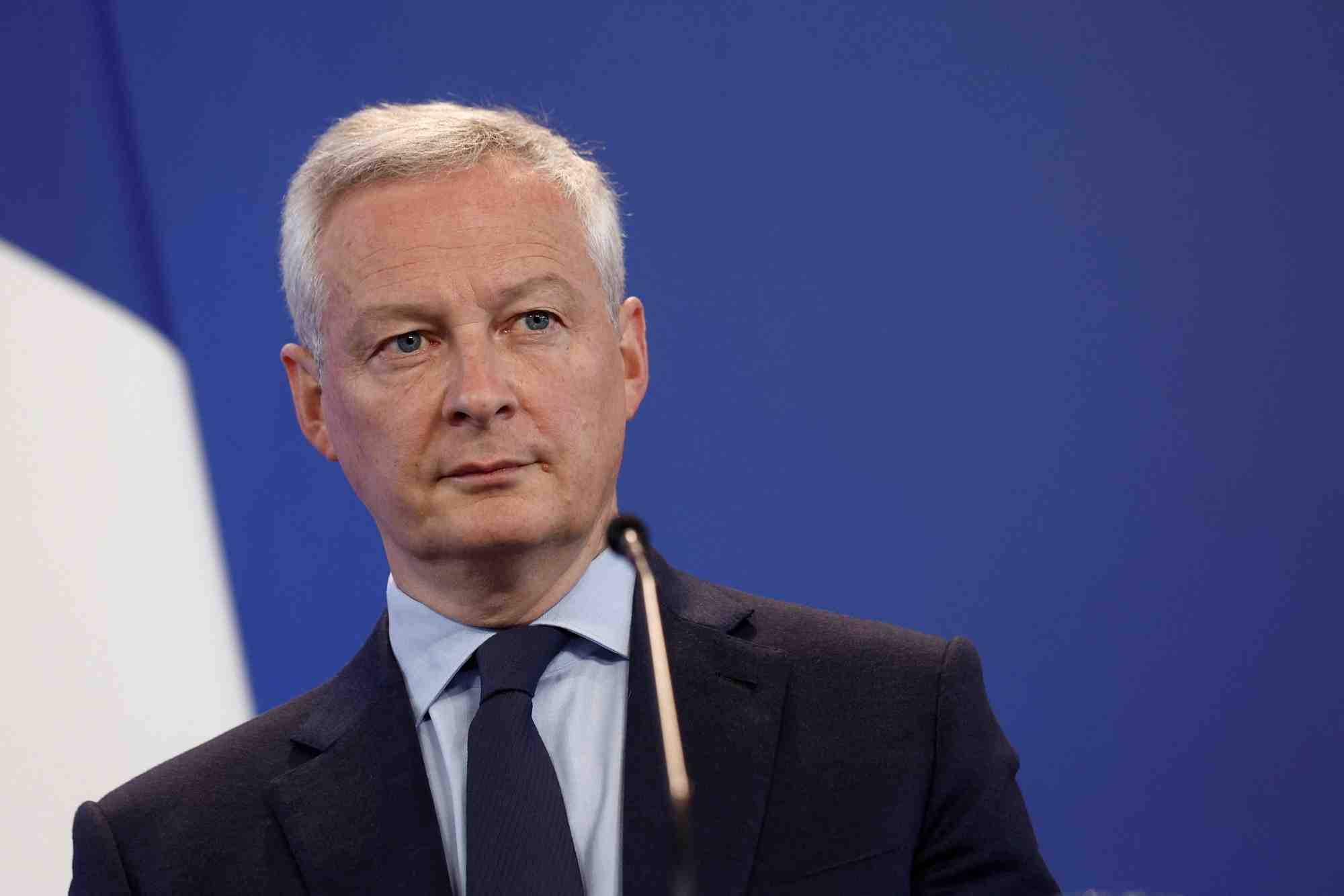 Le ministre francais de l'economie, bruno le maire, lors d'une conference de presse au ministere des finances de bercy
