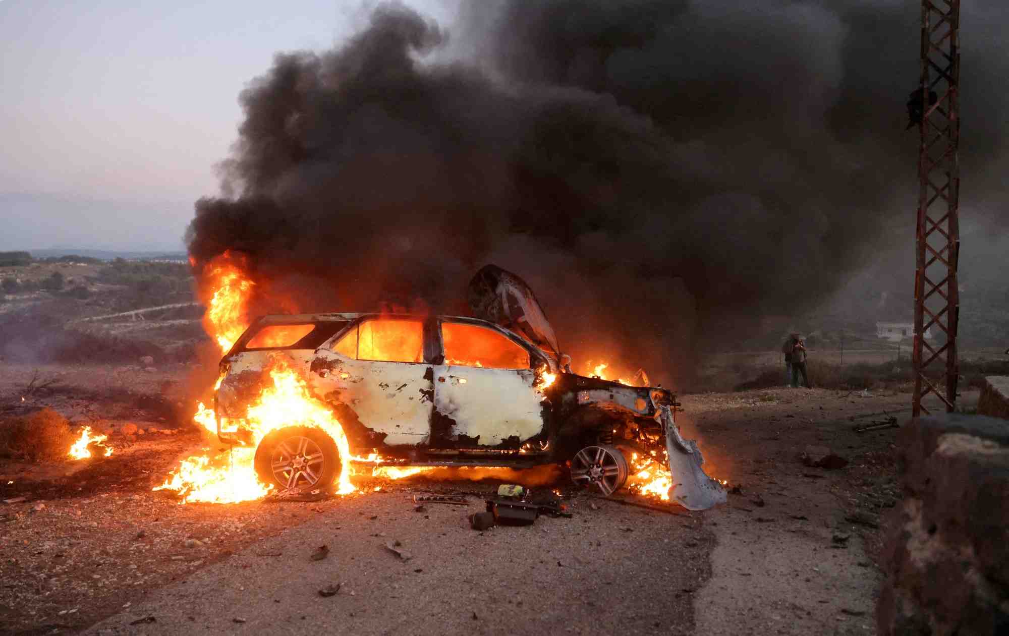 Une voiture appartenant a une equipe d'al jazeera, a alma al-chaab