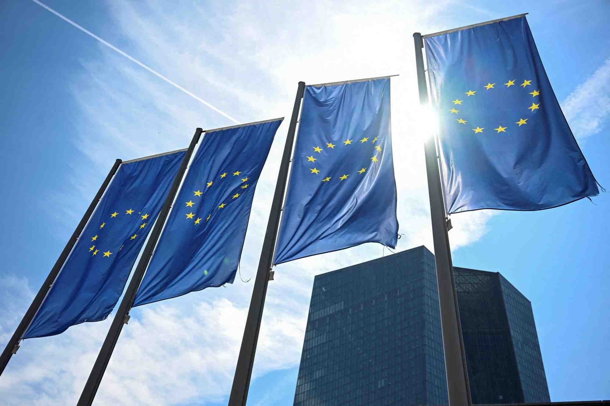 Les drapeaux de l'ue flottent devant le siege de la banque centrale europeenne (bce) a francfort, en allemagne