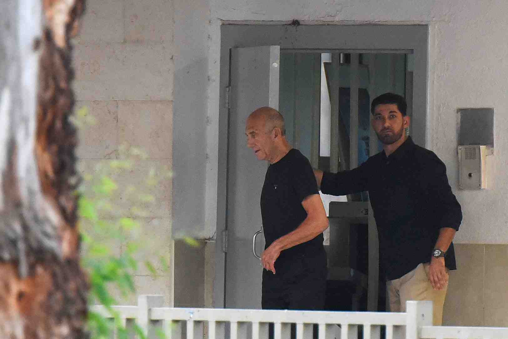 L'ancien premier ministre israelien ehud olmert sort de prison