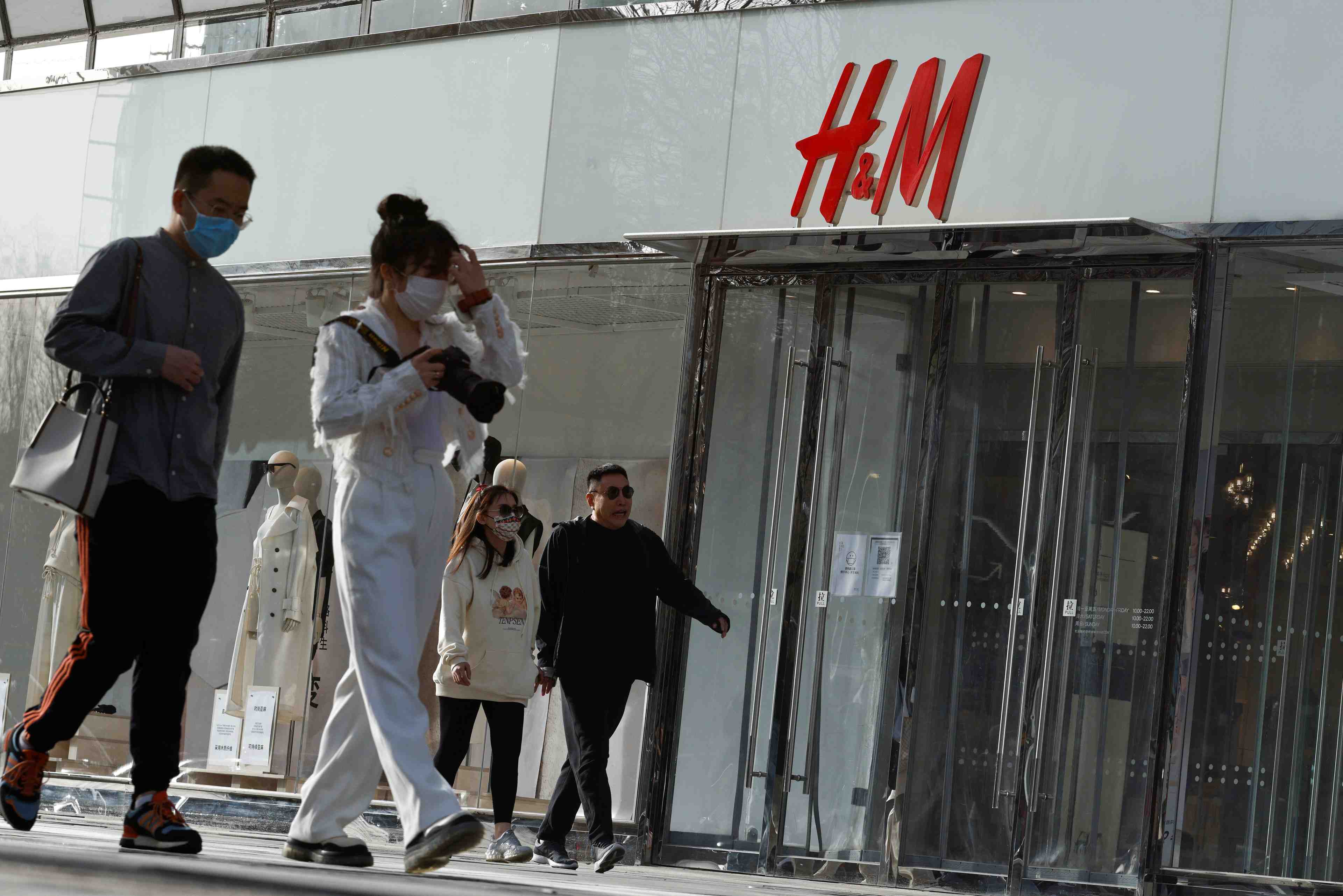 Xinjiang: la chine somme h&m et d'autres de ne pas se meler de politique
