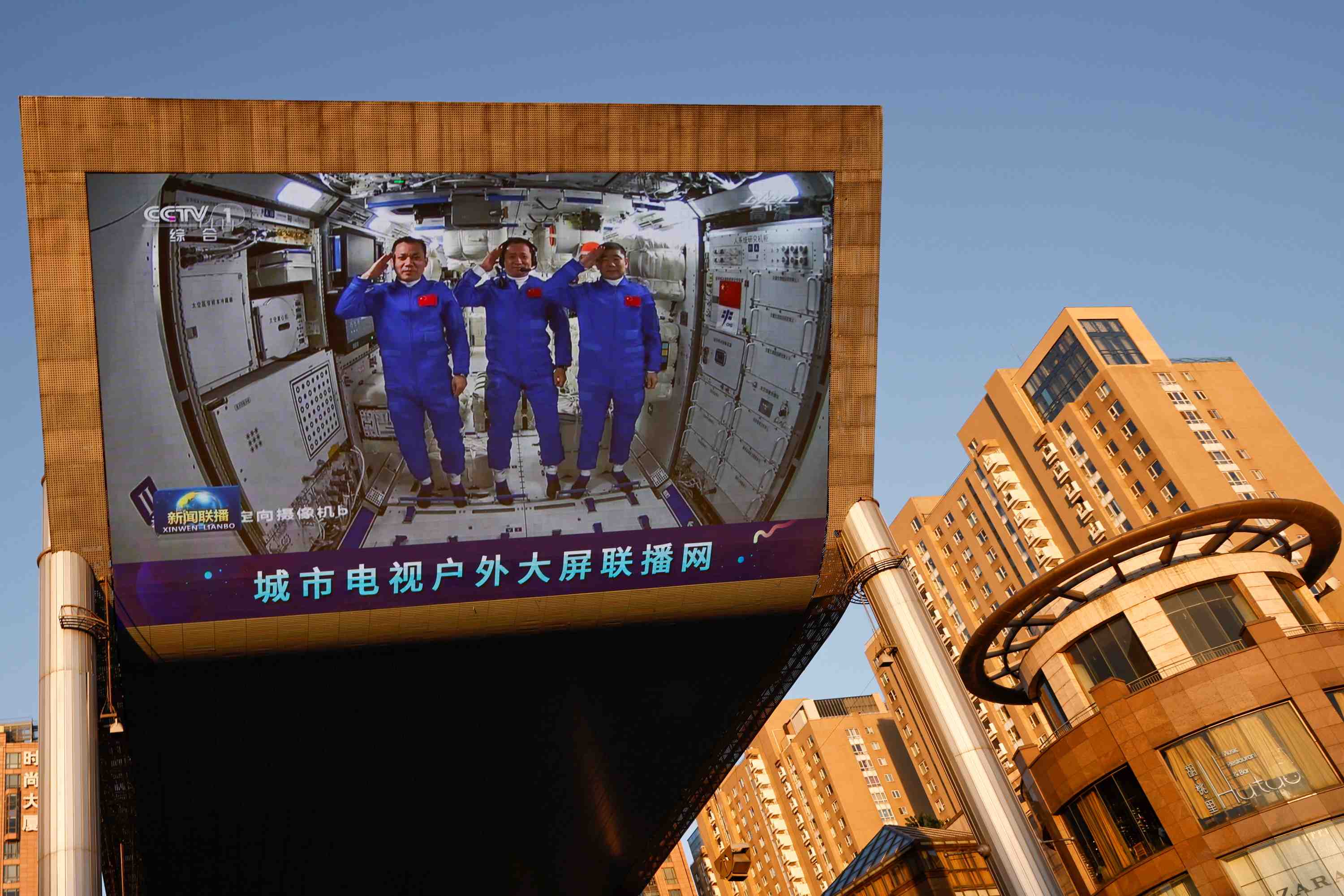 Les taikonautes chinois entament leur voyage de retour vers la terre