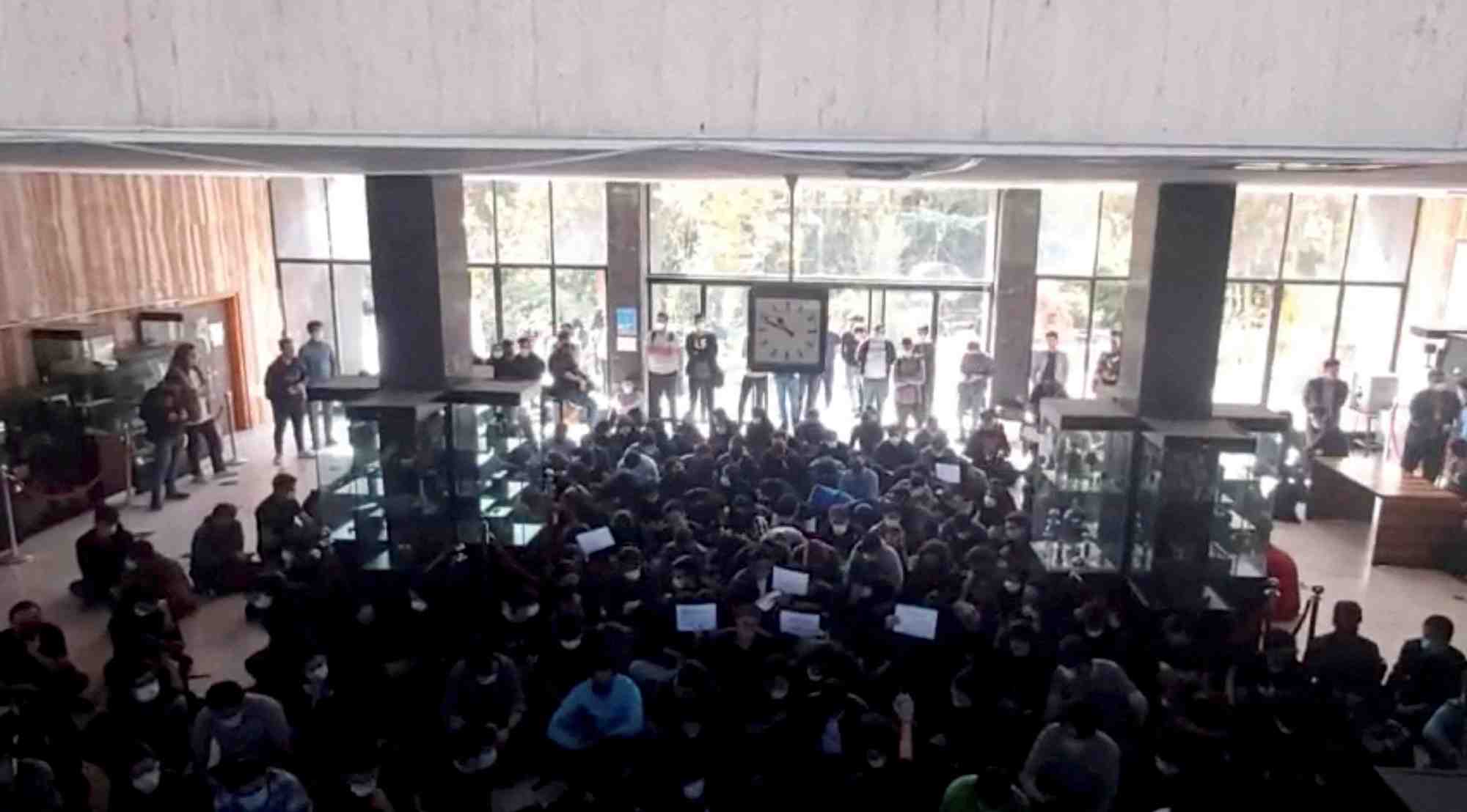 Des manifestants protestent dans le hall d'entree de l'universite de technologie khajeh nasir toosi a teheran