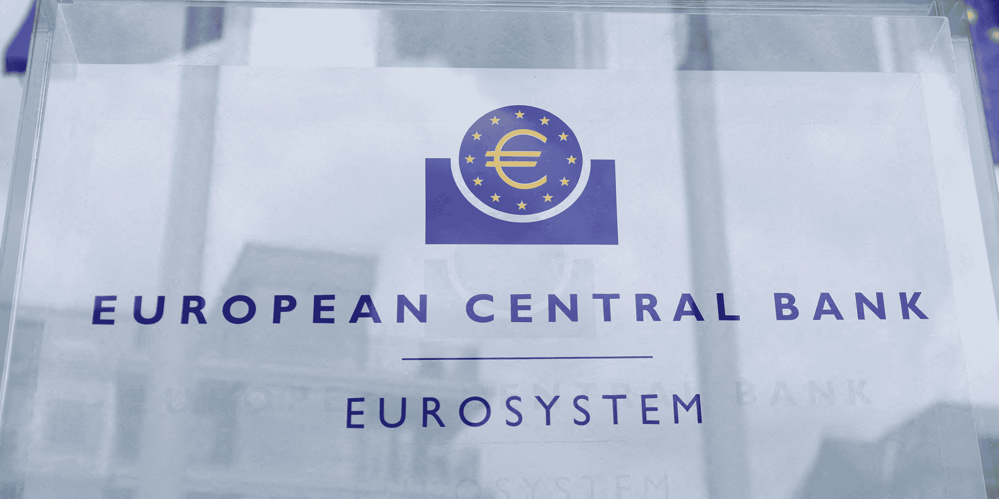 Des drapeaux europeens sont vus devant le batiment de la bce, a francfort