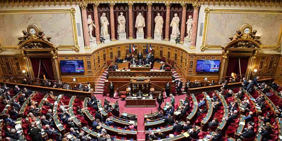 Le Sénat a voté mercredi une nouvelle contribution de solidarité qui vise a faire travailler l'ensemble des actifs 7 heures de plus par an sans rémunération.