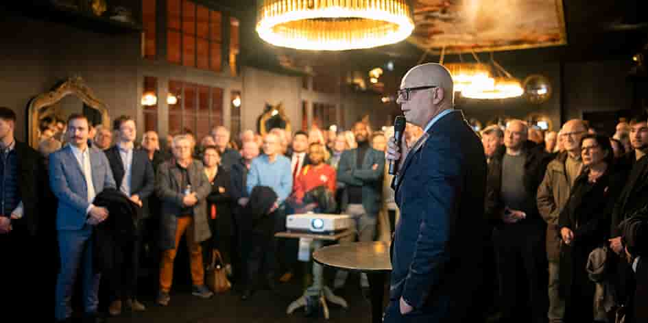 L’ex président d’Horizons rencontre des militants à la pizzeria La Grande école, au Havre, jeudi.