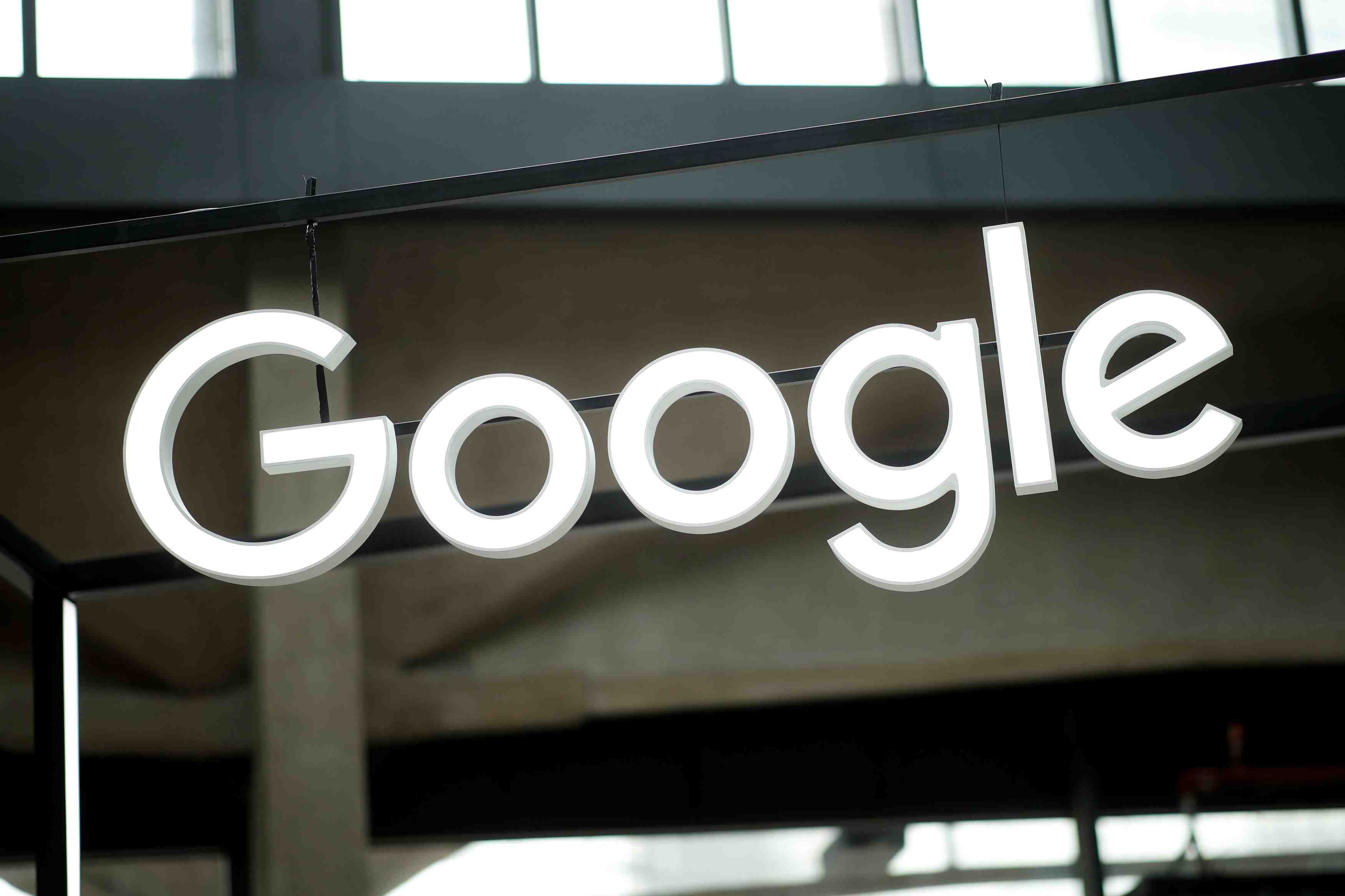 Le maire assigne google et apple pour pratiques commerciales abusives