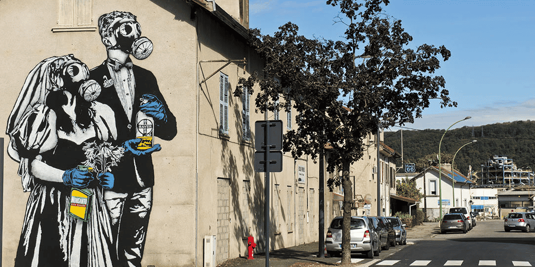 « Mariage toxique », une fresque réalisée non loin de la plateforme chimique de Pont-de-Claix, dans l’agglomération grenobloise.