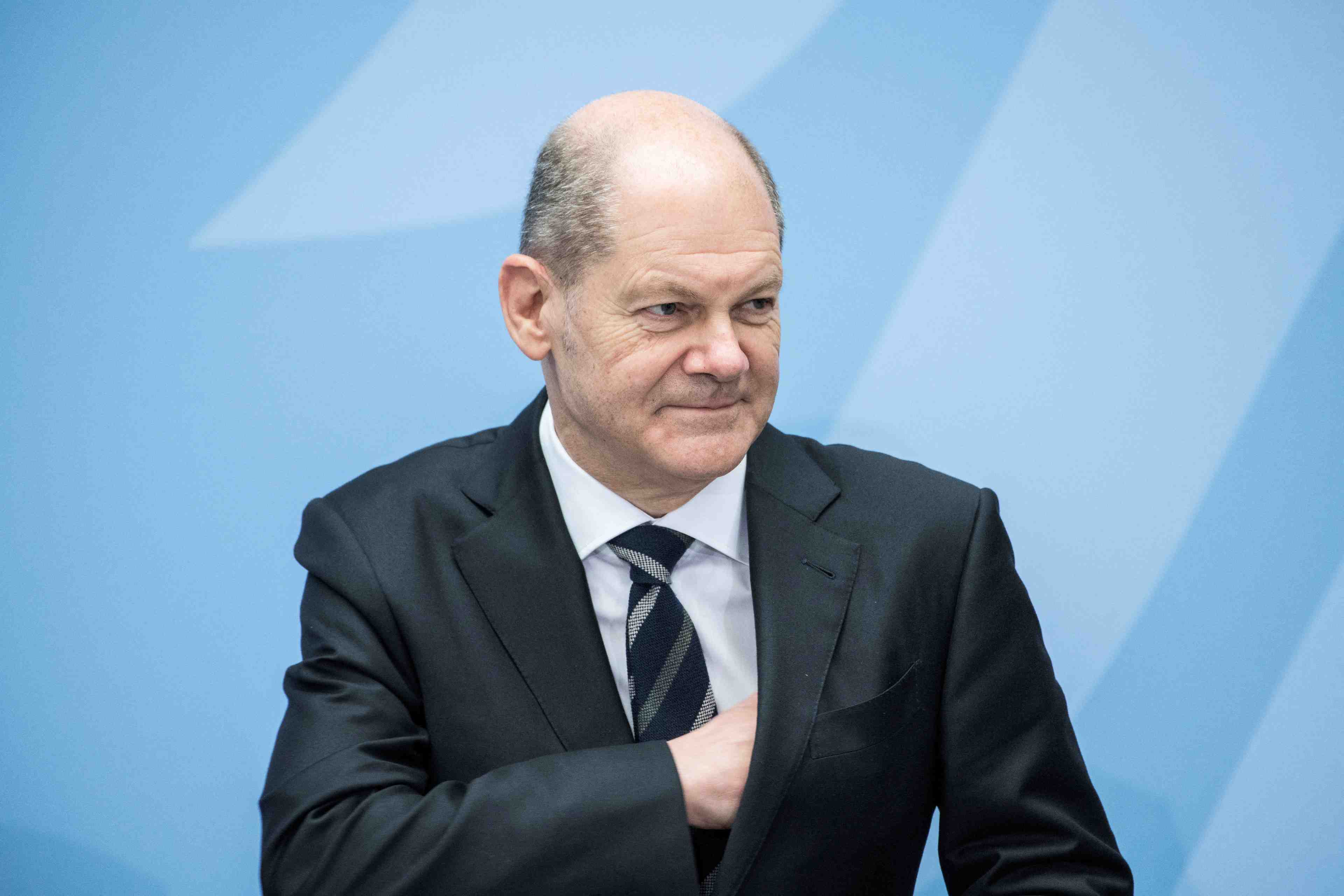 Macron accueille scholz pour trouver un terrain d'entente et tourner la page merkel