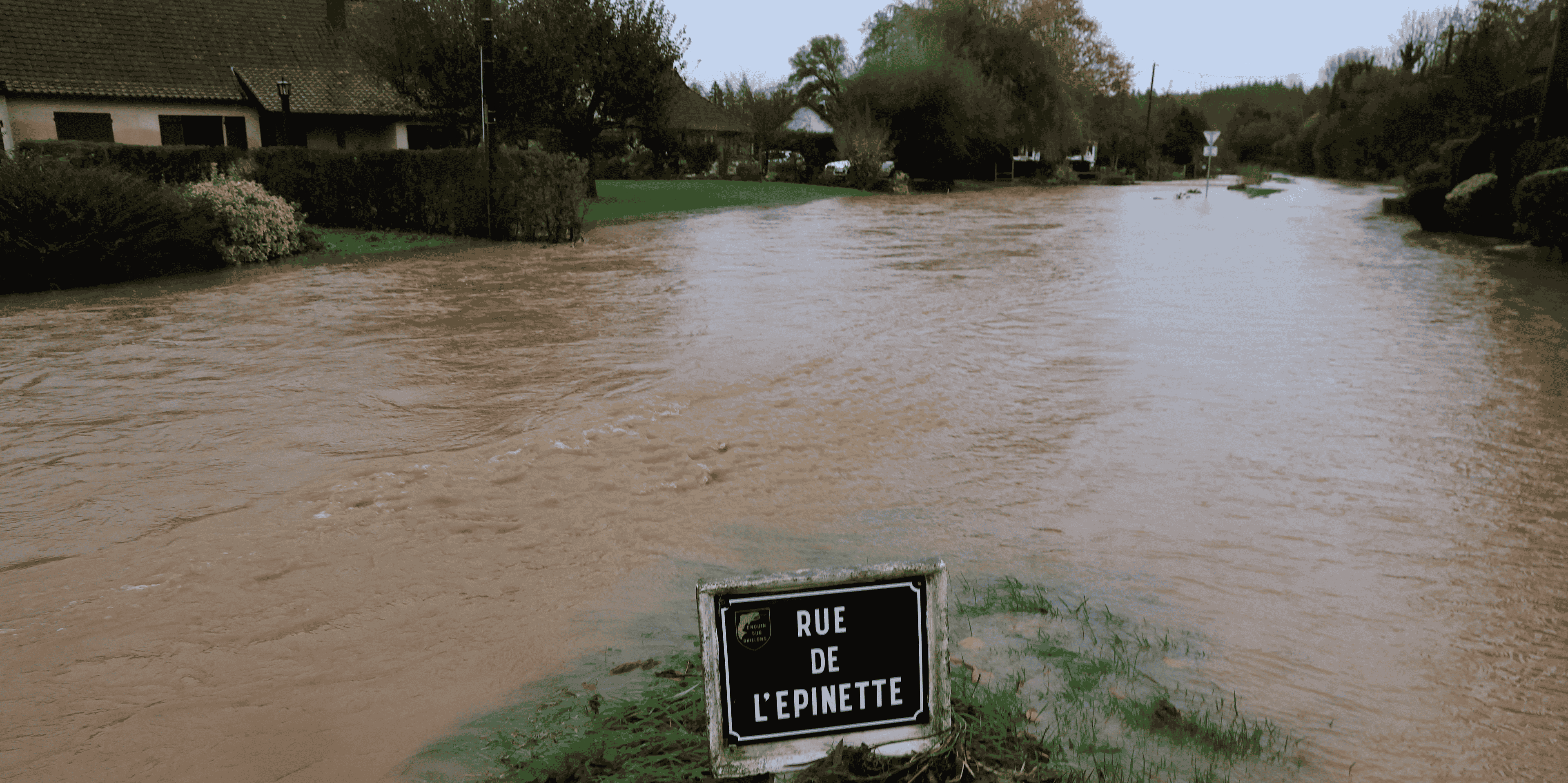 Une rue inondee d'enquin-sur-baillons dans le pas-de-calais