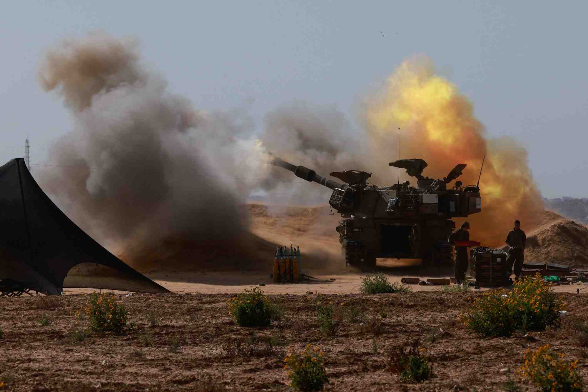 Un vehicule militaire israelien tire pres de la frontiere entre israel et gaza