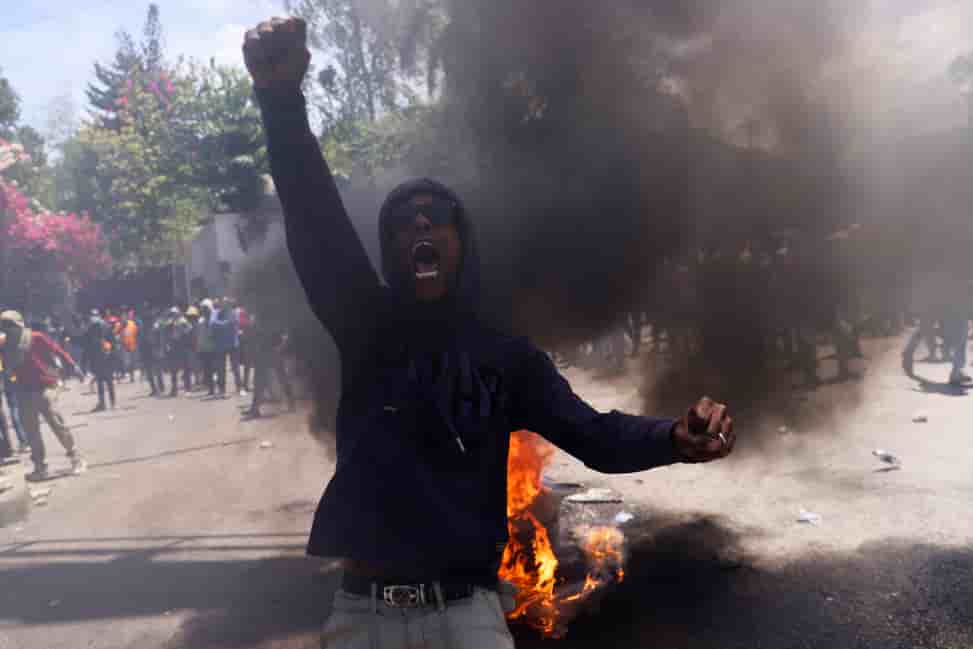 Un barricade en feu lors d’une manifestation contre l’insécurité, dans le quartier de Bourdon à Port-au-Prince, Haïti, le 2 avril .