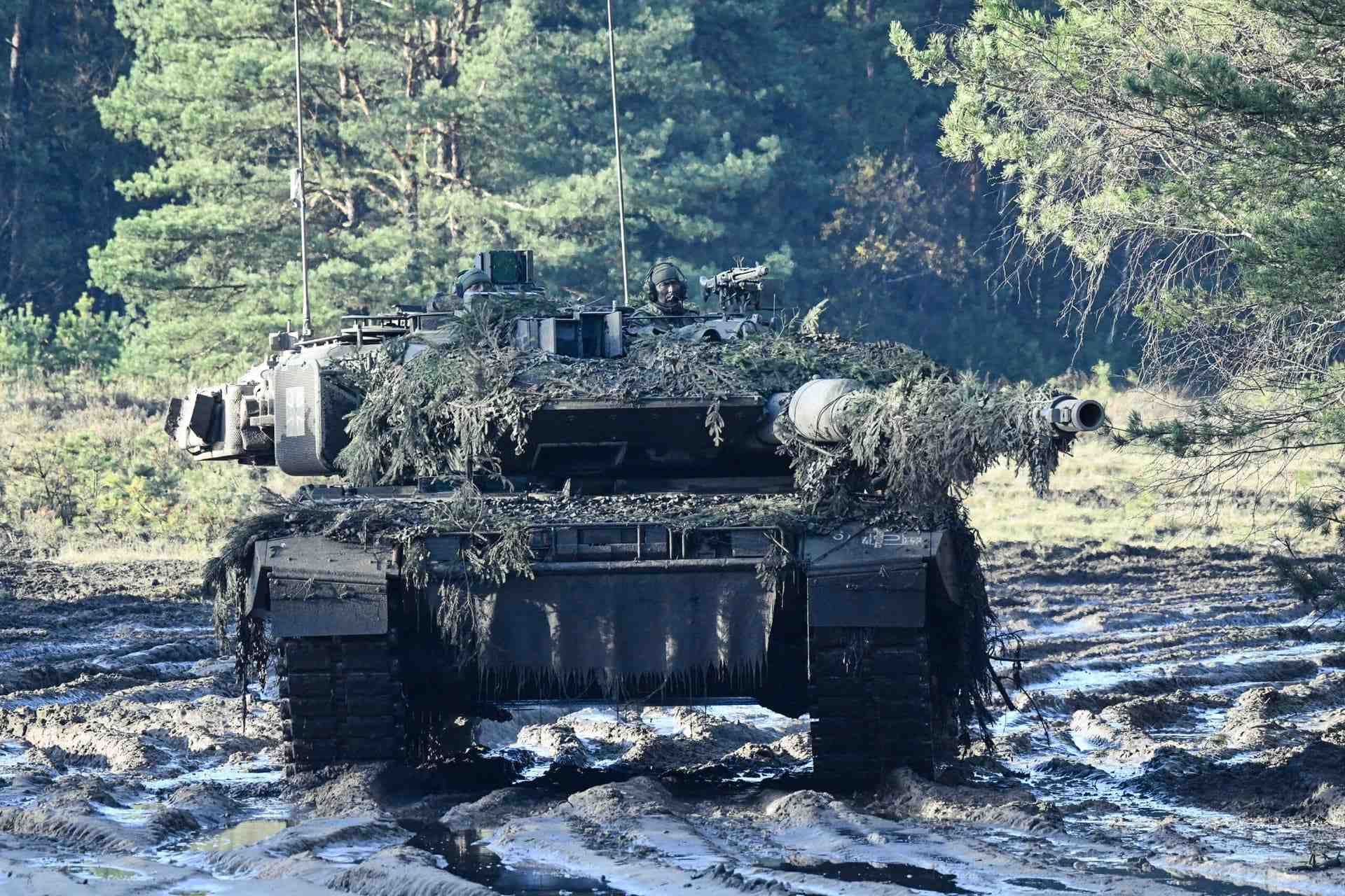 La République tchèque devient le troisième pays à rejoindre le programme d'acquisition conjoint Leopard 2 A8 avec l'Allemagne, consolidant cette version comme le nouveau standard européen du char de combat, déjà en service dans 15 pays.