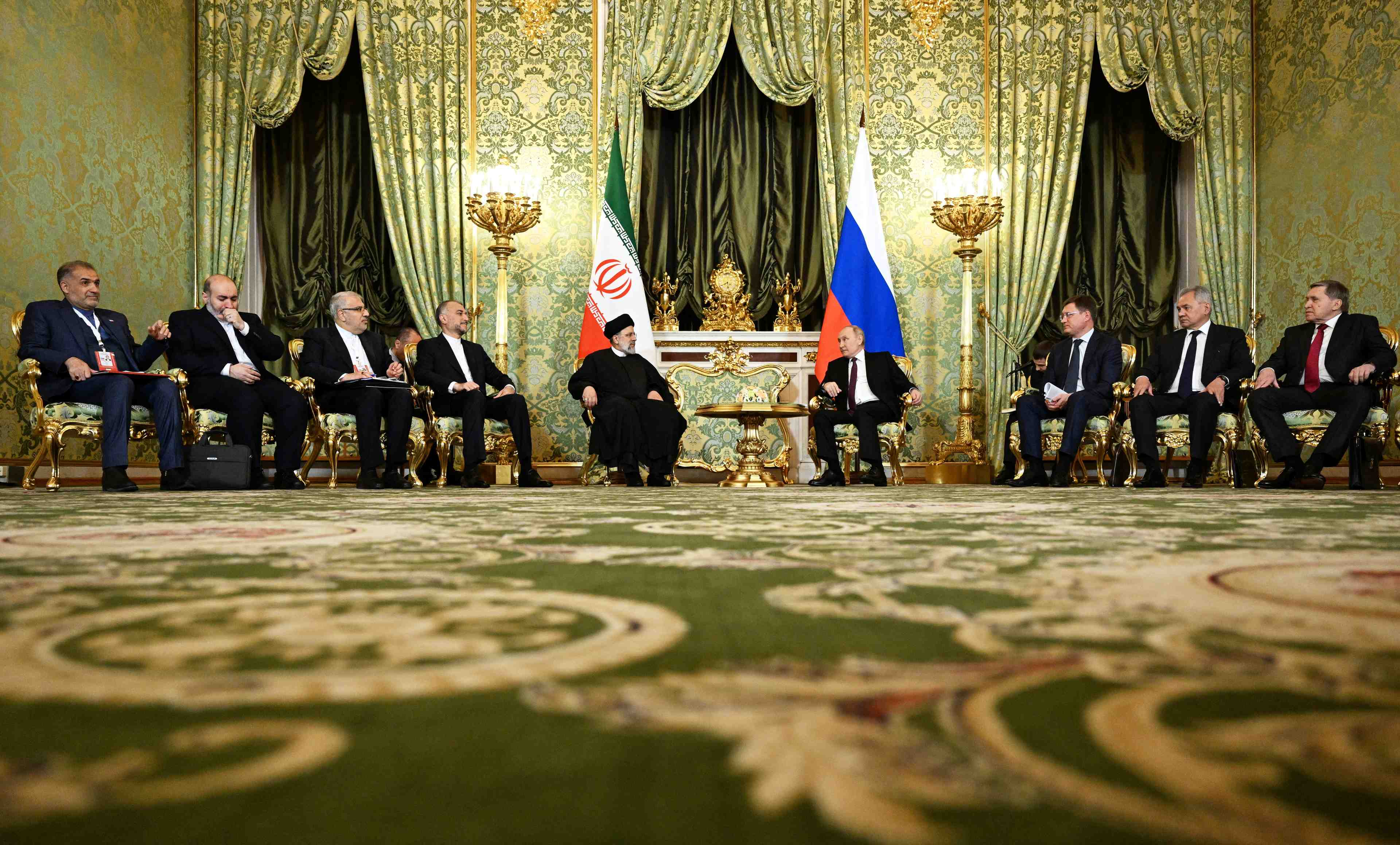 Le president russe vladimir poutine rencontre le president iranien ebrahim raisi a moscou