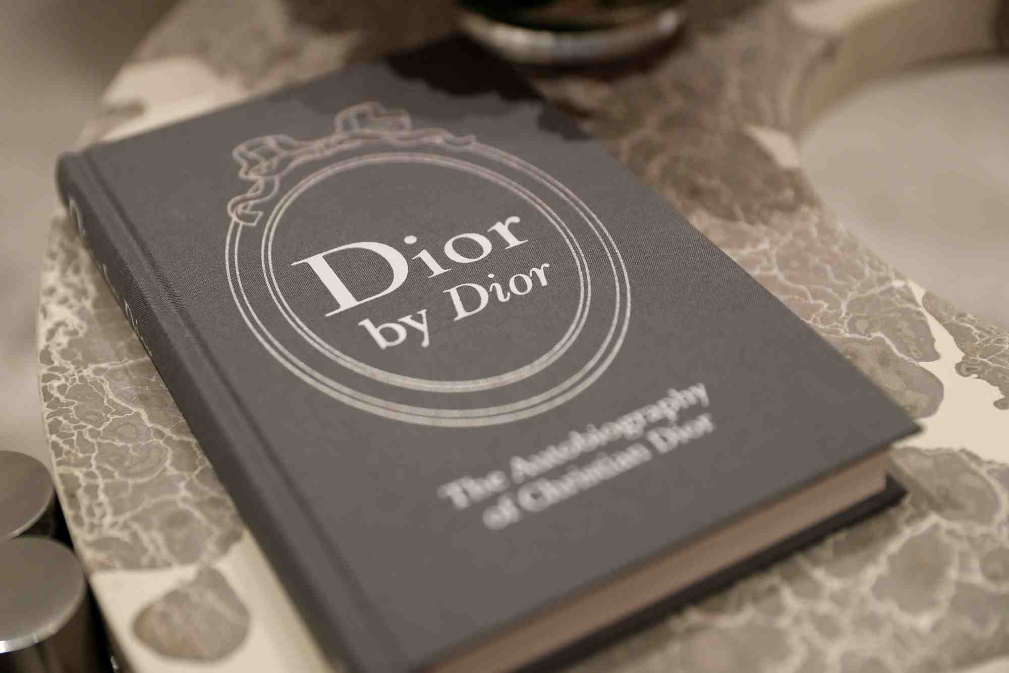Une biographie de christian dior est exposee