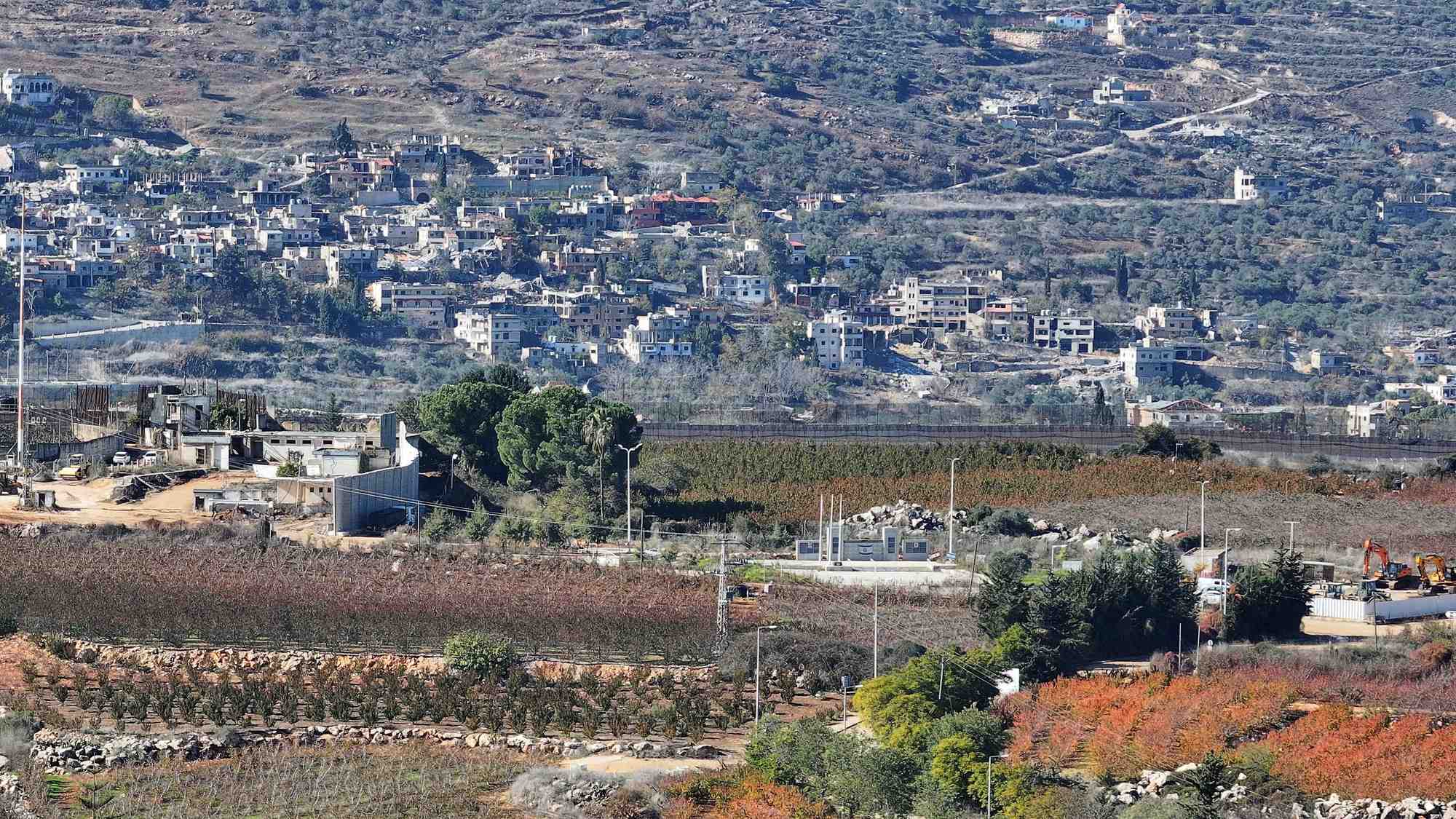 La treve au liban fragilisee par des frappes israeliennes et des tirs du hezbollah