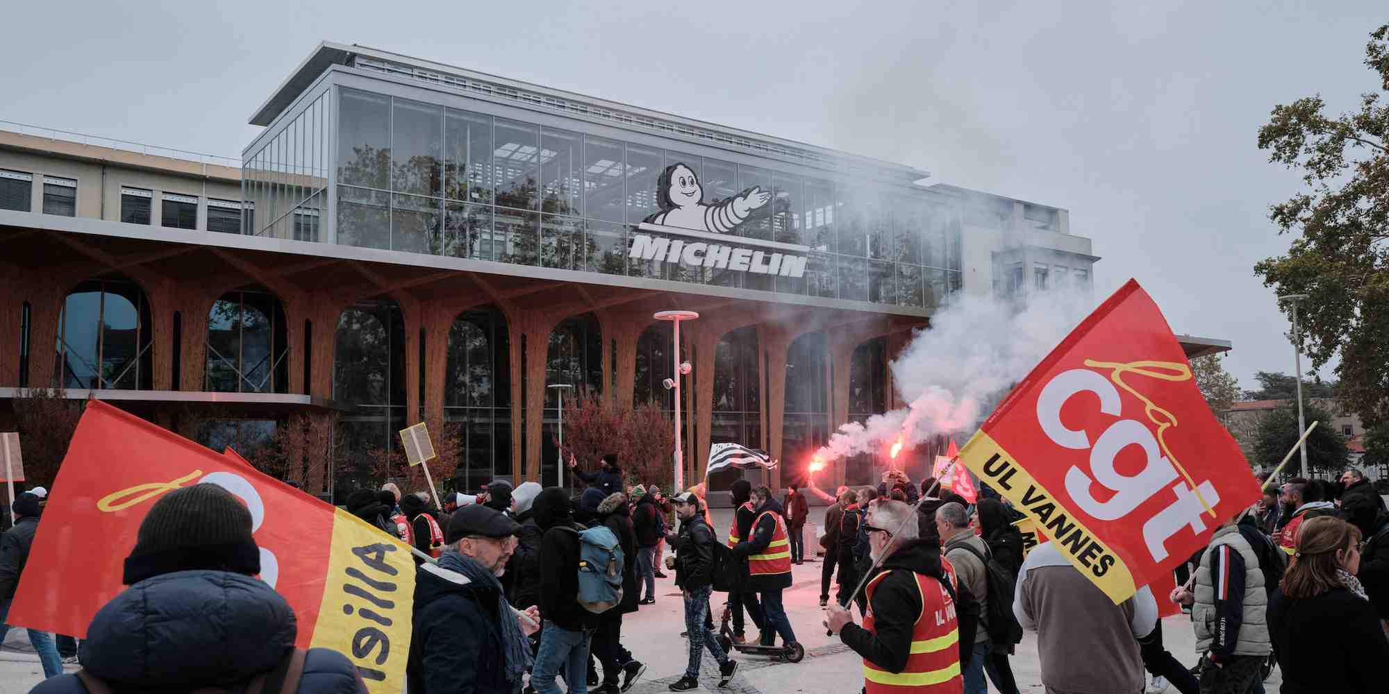 Le 13 novembre dernier, des salariés de Michelin ont manifesté devant le siège du groupe à Clermont-Ferrand contre la fermeture des usines de Cholet et de Vannes.