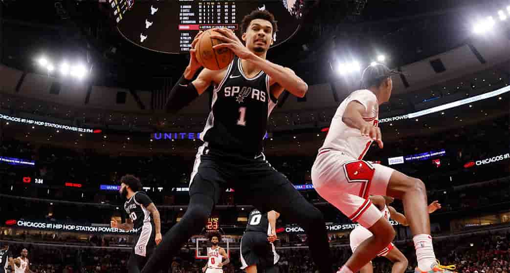 Victor Wembanyama contrôle un rebond contre les Chicago Bulls pendant la première mi-temps, au United Center, le 6 janvier 2025, à Chicago.