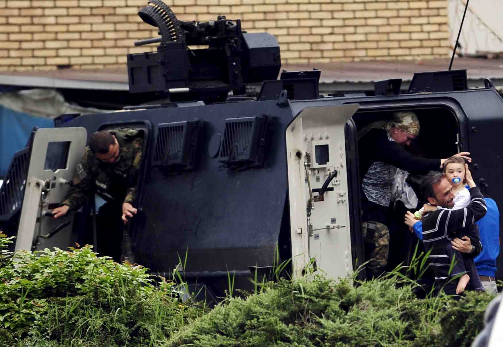 Affrontements entre la police et un groupe arme non identifie en macedoine