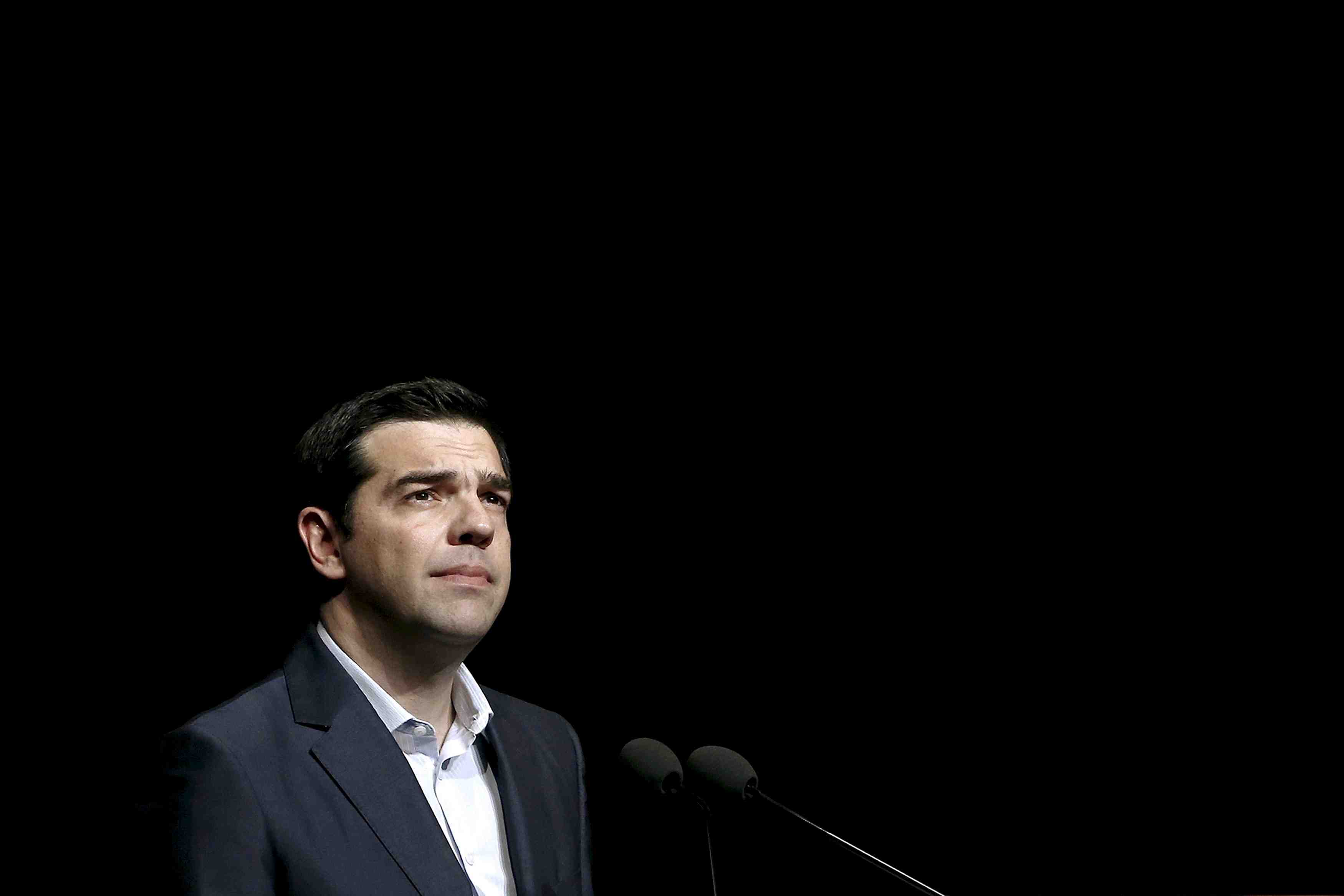 Alexis tsipras pas encore decide a renvoyer les grecs aux urnes