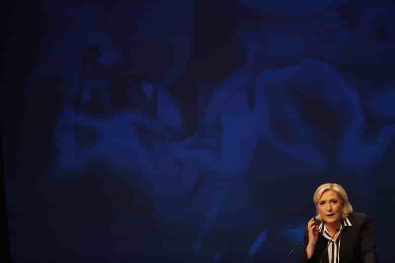Marine le pen dement toute contradiction sur l'euro