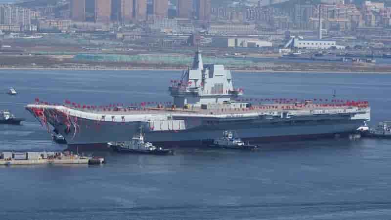 Un porte-avions chinois en route pour hong kong