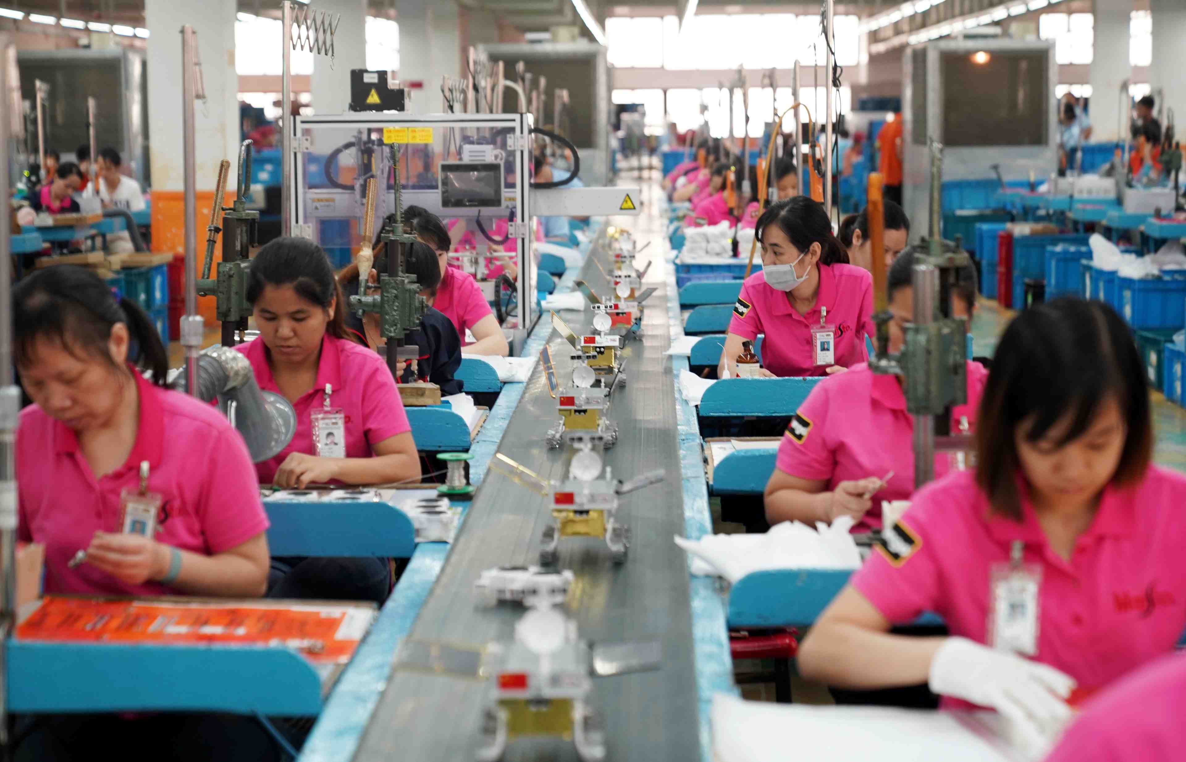 L'activite manufacturiere rebondit a peine