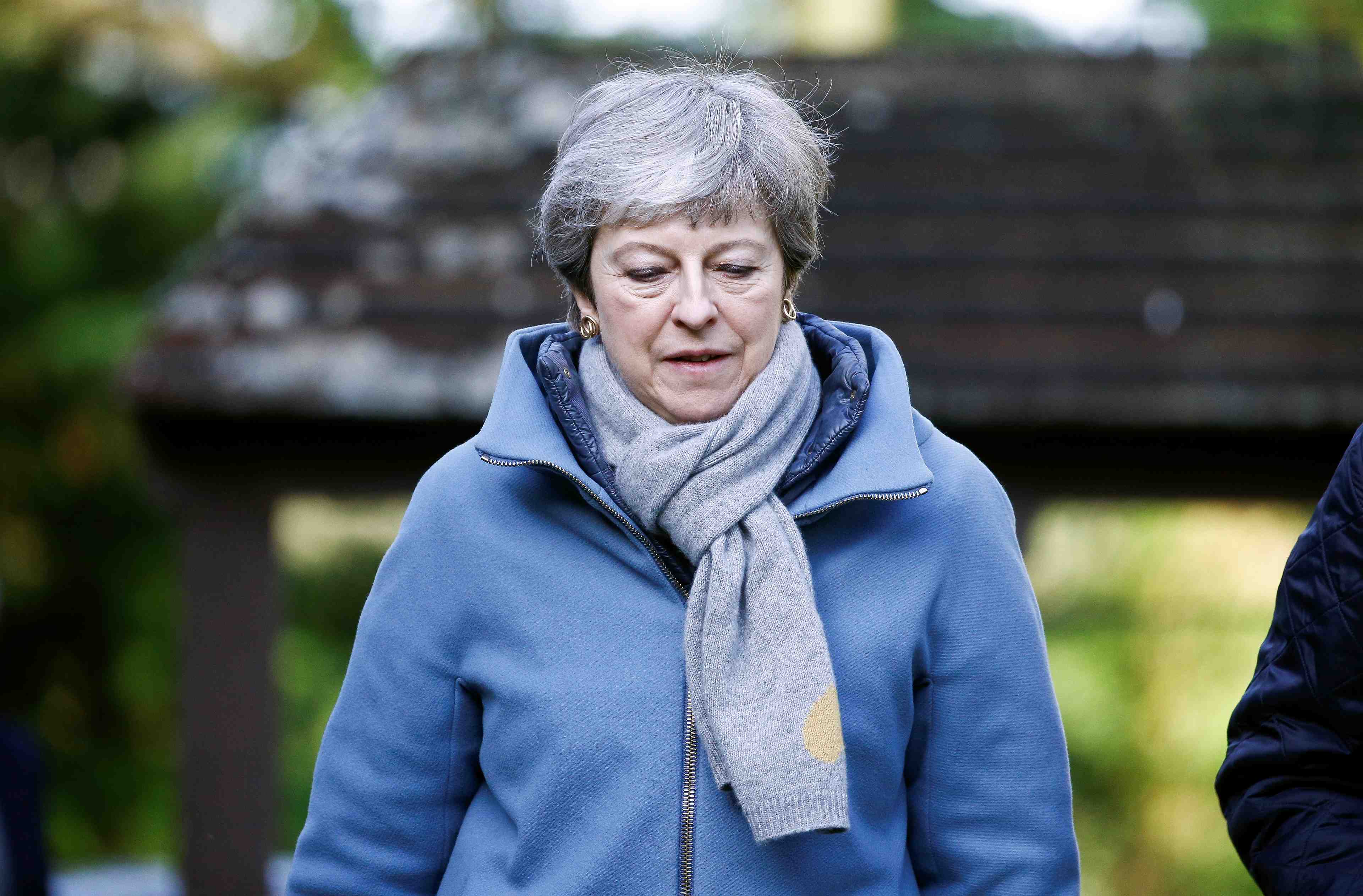 Brexit: may n'est pas le probleme, dit hammond; si, retorque sturgeon