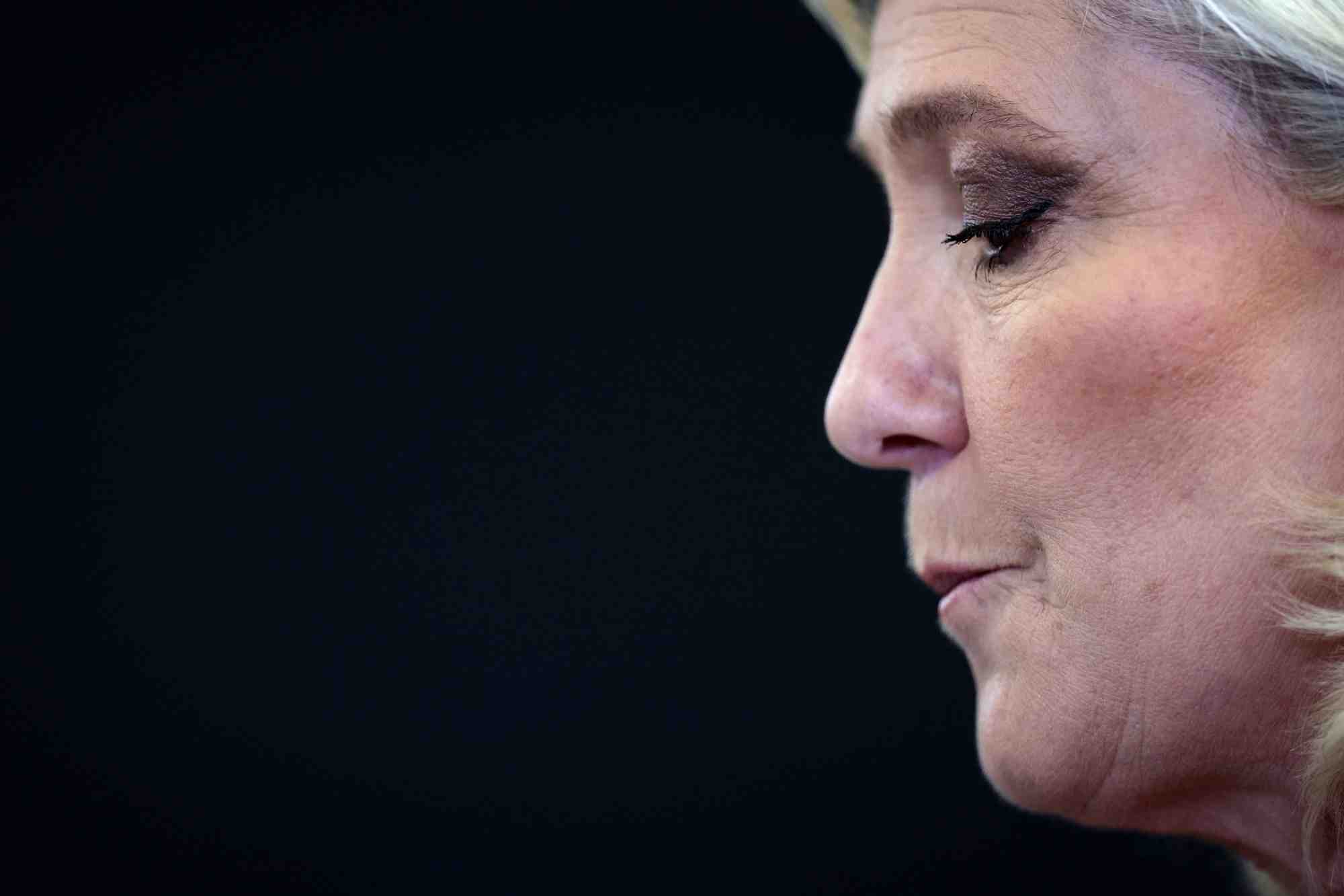 Le pen veut mettre fin aux programmes d'armement communs avec berlin