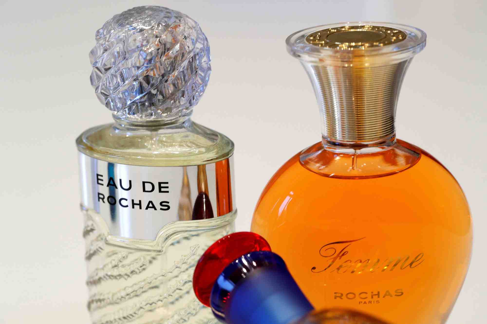 Des flacons de parfums de rochas du parfumeur interparfums