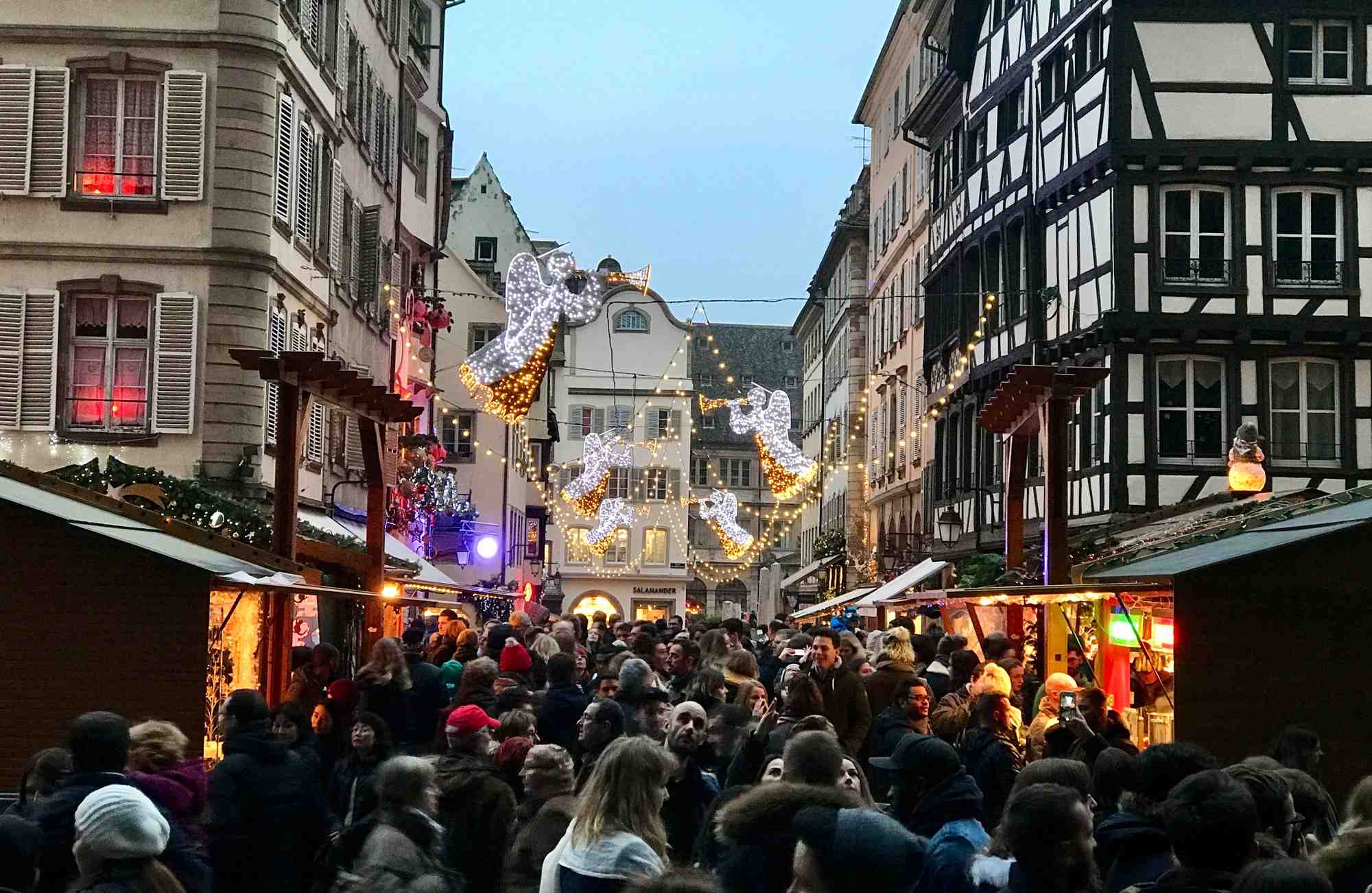 Près d'un Français sur cinq (17 %) déclare qu'il a envisagé de ne pas fêter Noël cette année, selon l'enquête Plum.