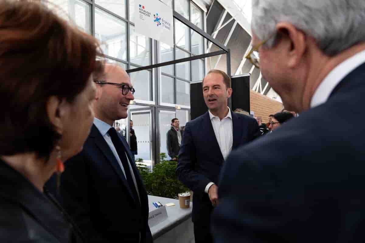 A l’occasion de l’ouverture de la 7ème édition du Salon de l’Emploi du Grand Chalon, Sébastien
MARTIN, Président de l’agglomération s'est félicité des résultats positifs du territoire en matière
d’emploi en présence du Thibault GUILLUY, Directeur Général de France Travail.