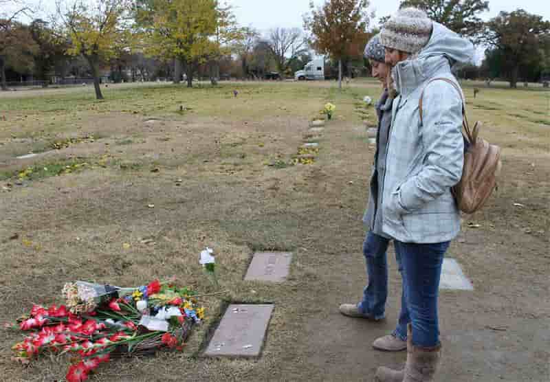 Curieux et sceptiques commémorent la mort de Lee Harvey Oswald