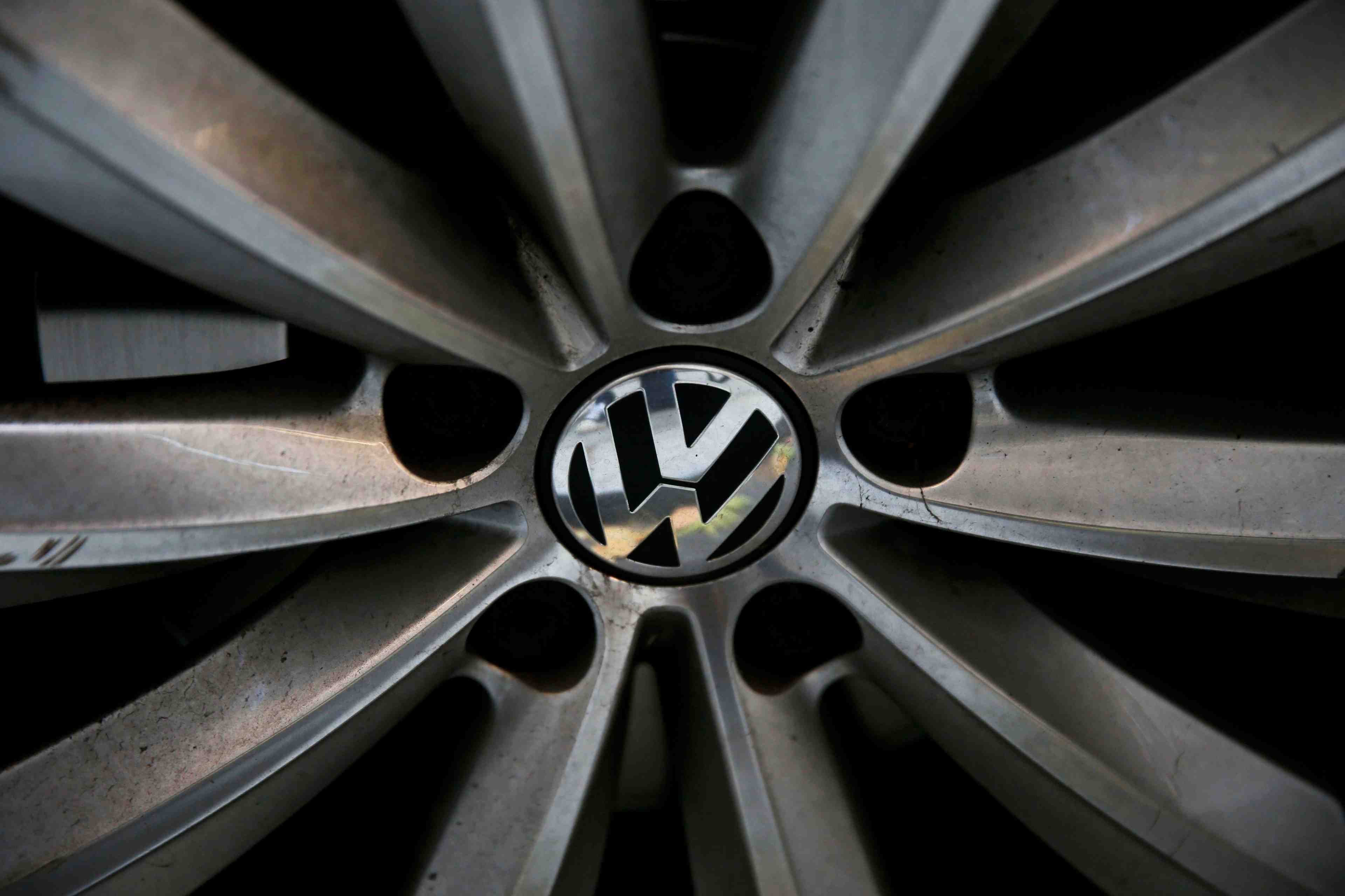 Vw face a des decisions douloureuses, dit son patron