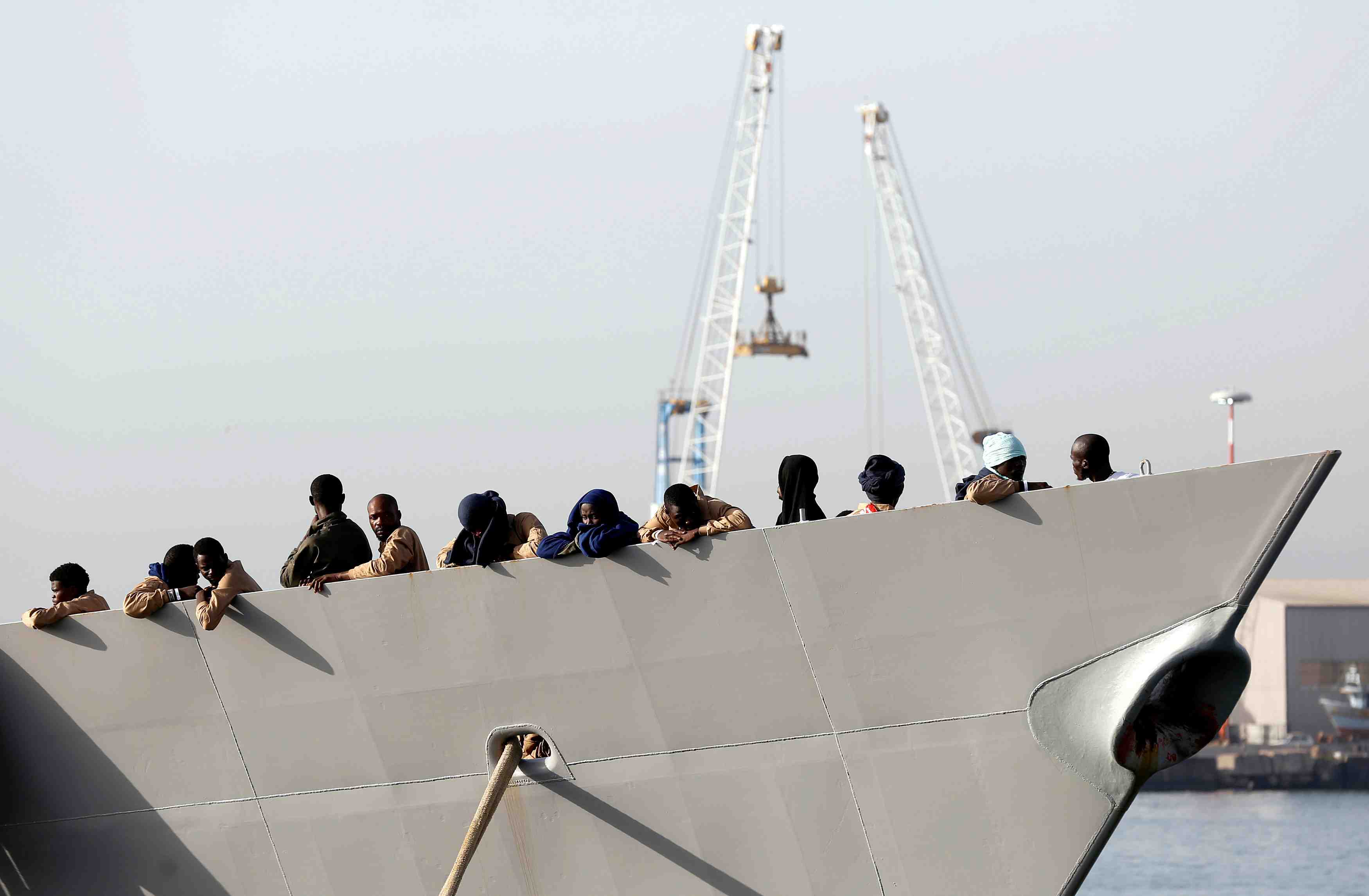 Plus de 700 migrants conduits en sicile apres leur sauvetage