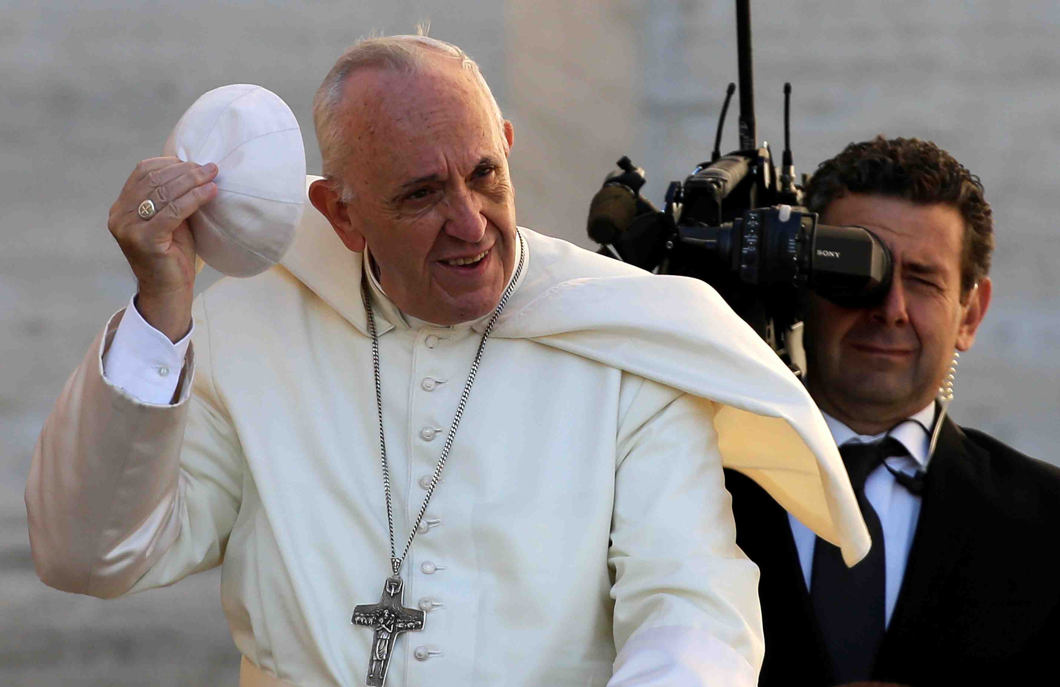 Le pape admet le retard pris par l'eglise face aux abus sexuels