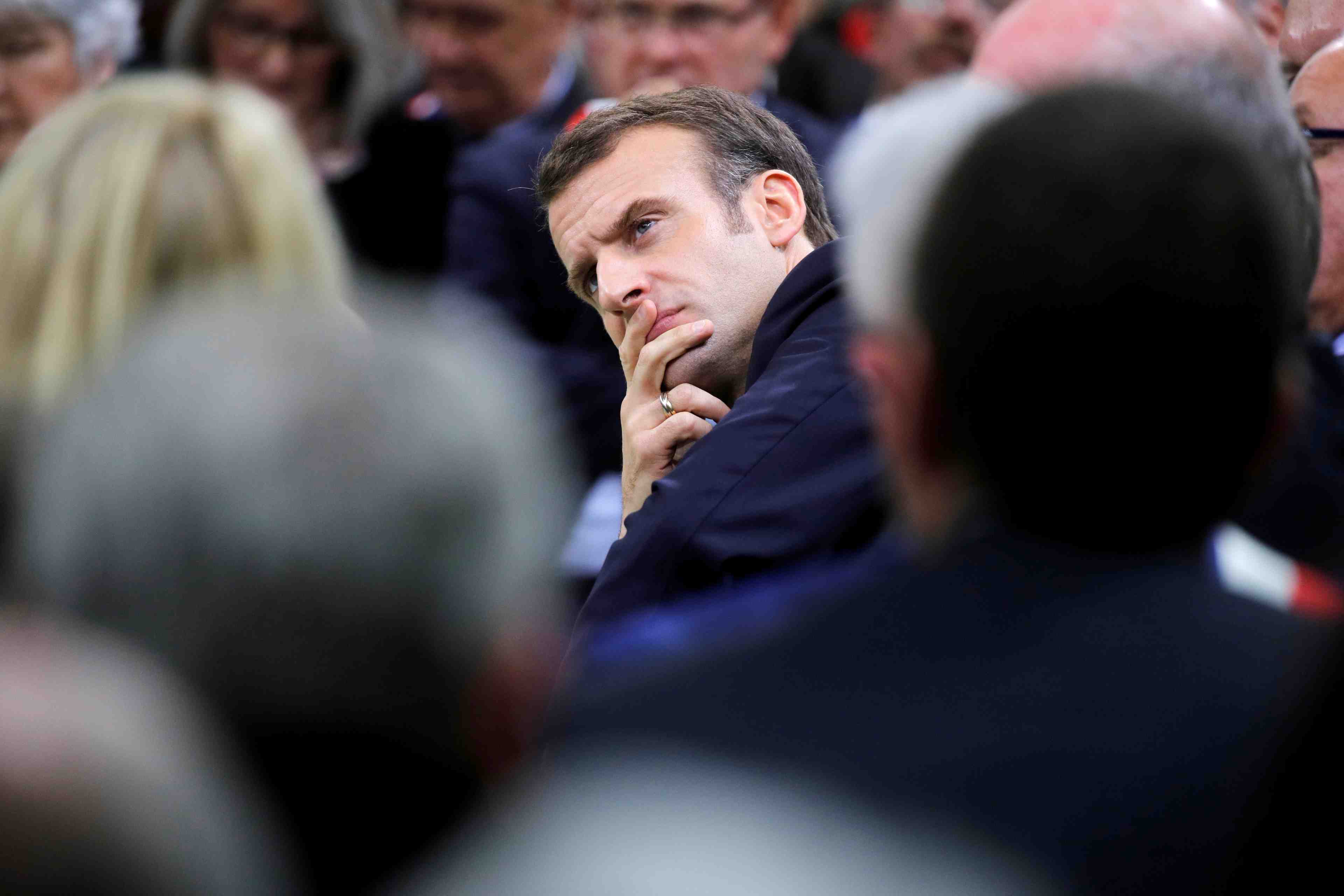 Macron promet de debattre dans toutes les regions metropolitaines