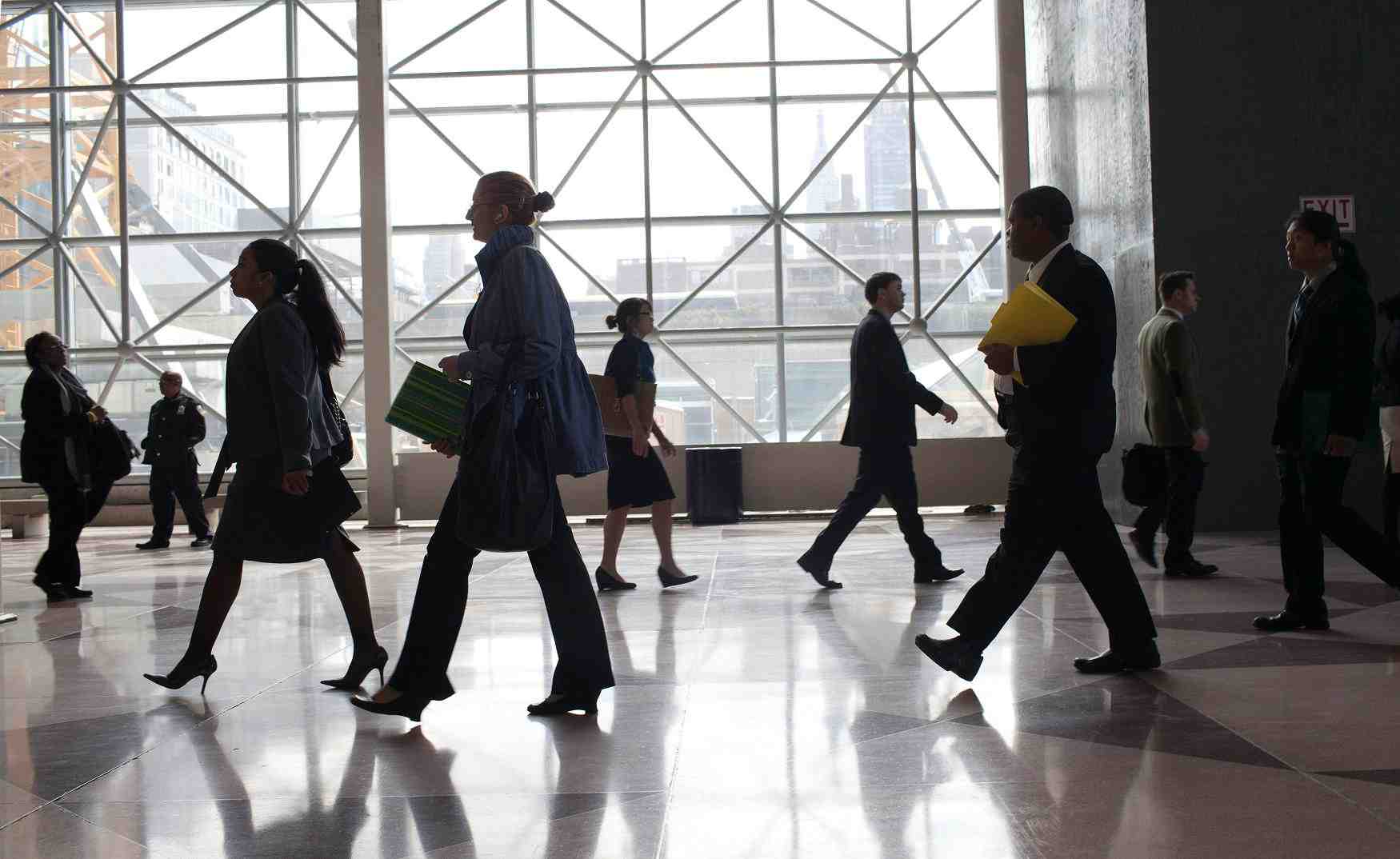 Des jeunes étudiants à la recherches dun stage