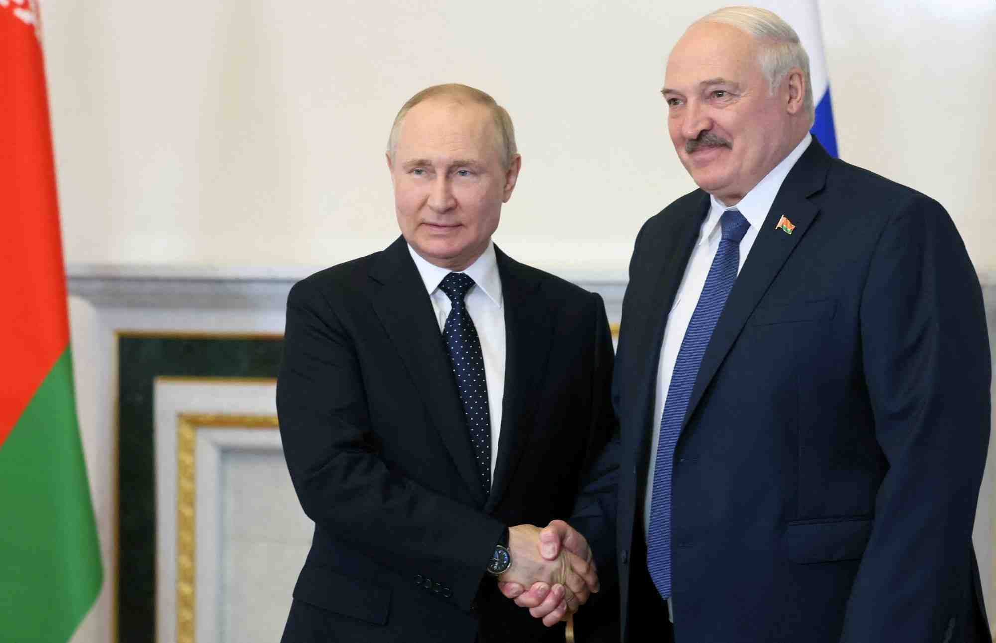 Vladimir poutine et alexandre loukachenko a saint-petersbourg