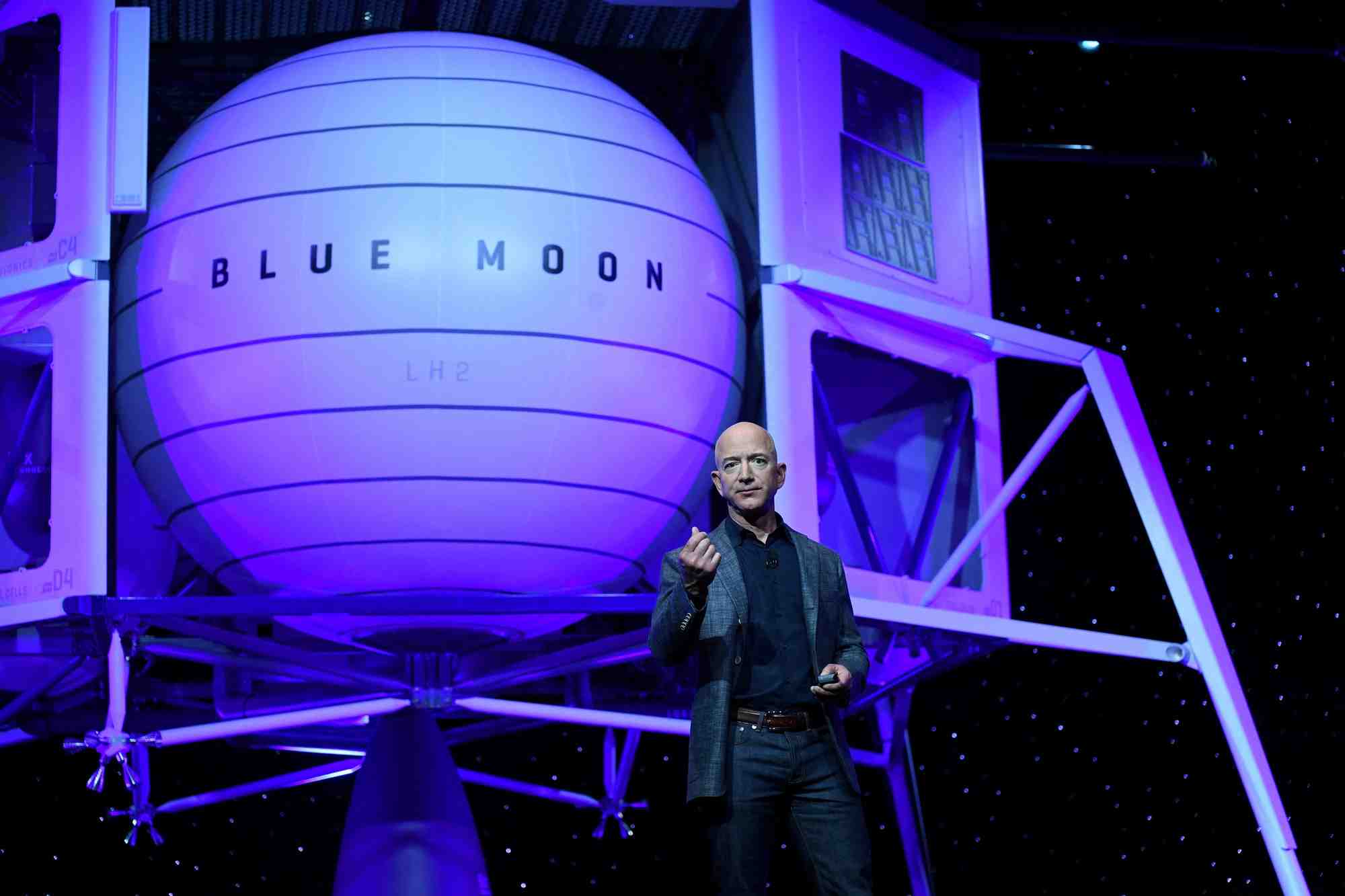 Photo d'archives du patron d'amazon jeff bezos qui devoile la fusee d'exploration lunaire d'exploration spatiale de sa societe spatiale blue origin appelee blue moon