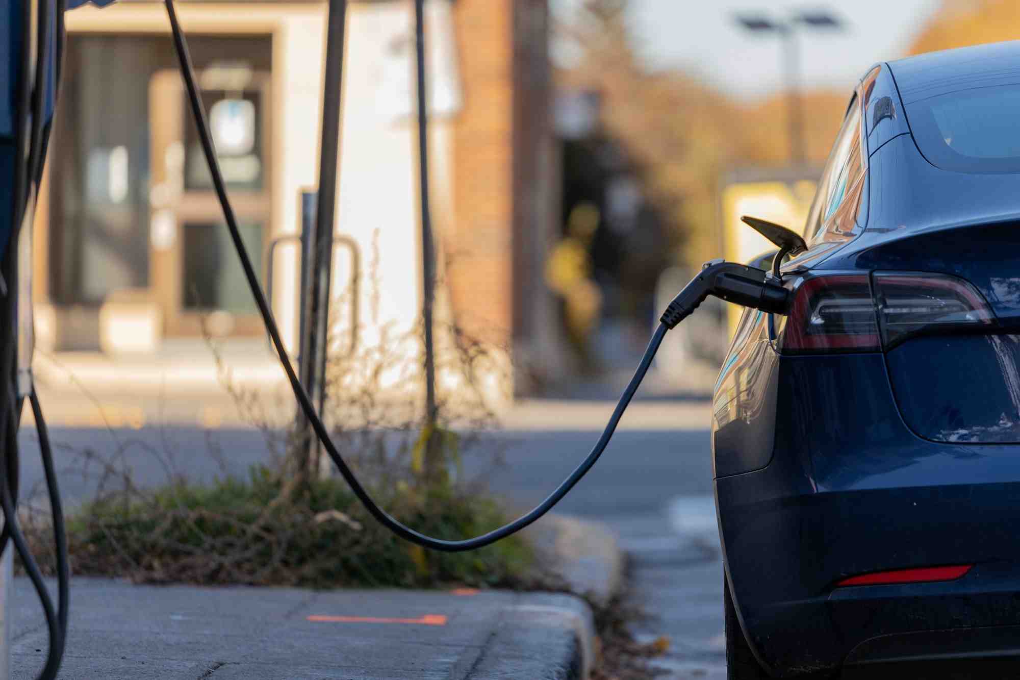L'industrie automobile britannique n'atteindra « probablement pas » cette année la cible de ventes de voitures électriques fixée par le gouvernement.