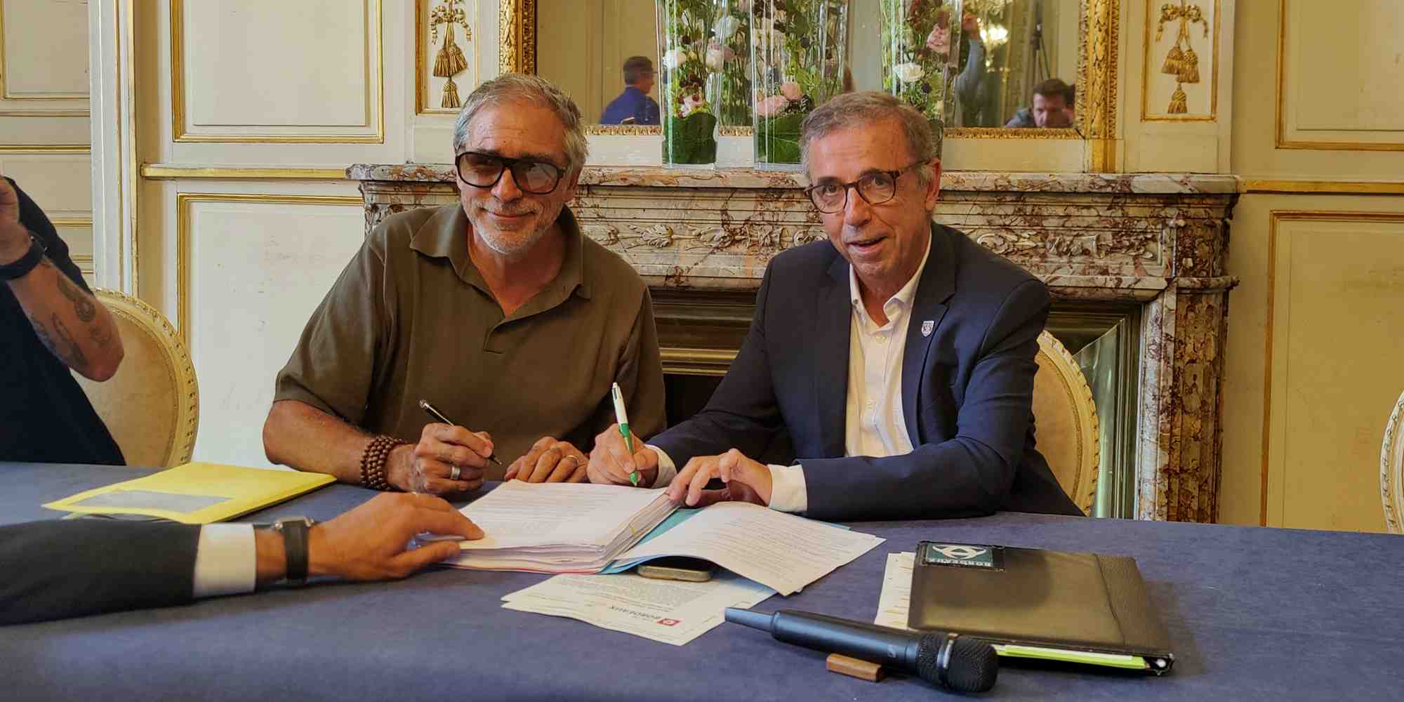 Philippe Barre, fondateur de Darwin-écosystème, et Pierre Hurmic, maire de Bordeaux, ont signé un bail emphytéotique de 33 ans ce mercredi 27 août.
